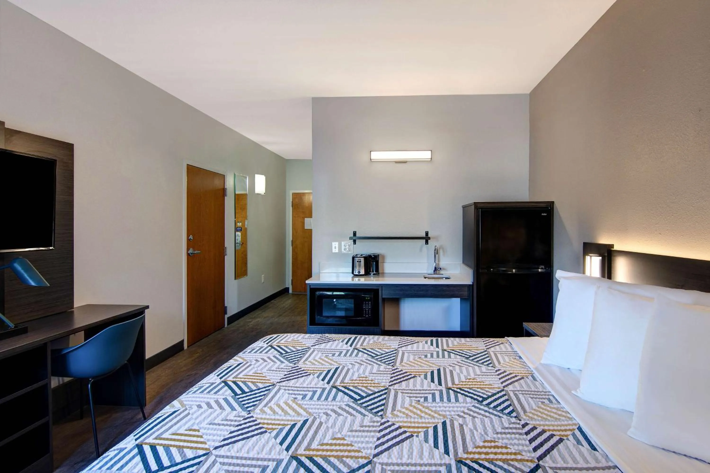 Photo of the whole room, Bed in Studio 6 Pensacola, FL - West I-10