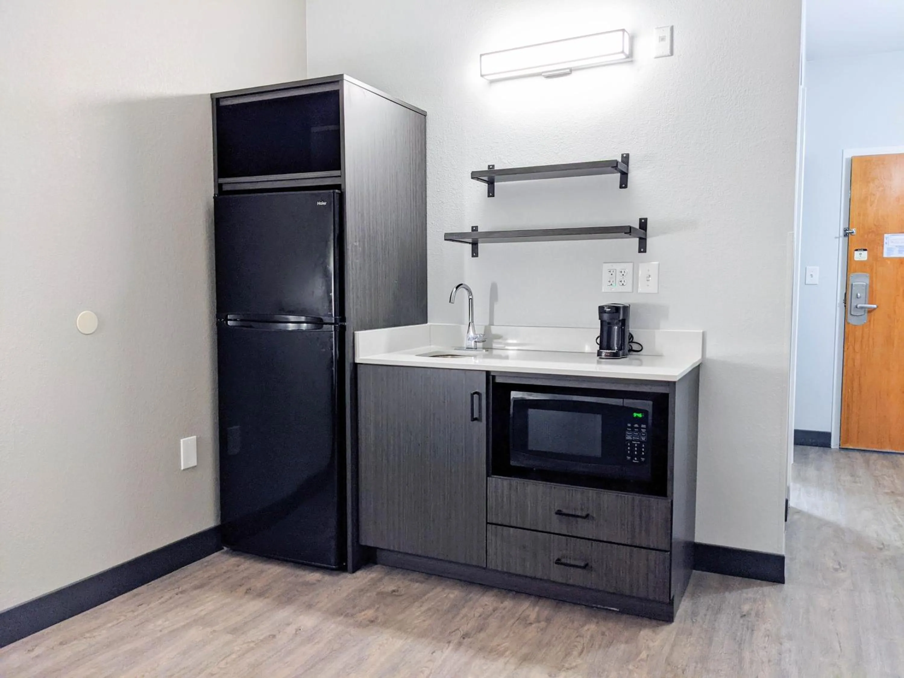 Kitchen or kitchenette in Studio 6 Pensacola, FL - West I-10