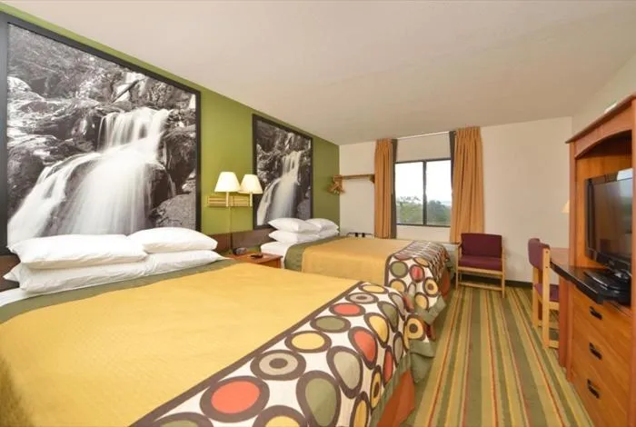 Photo of the whole room, Bed in Super 8 by Wyndham Bedford