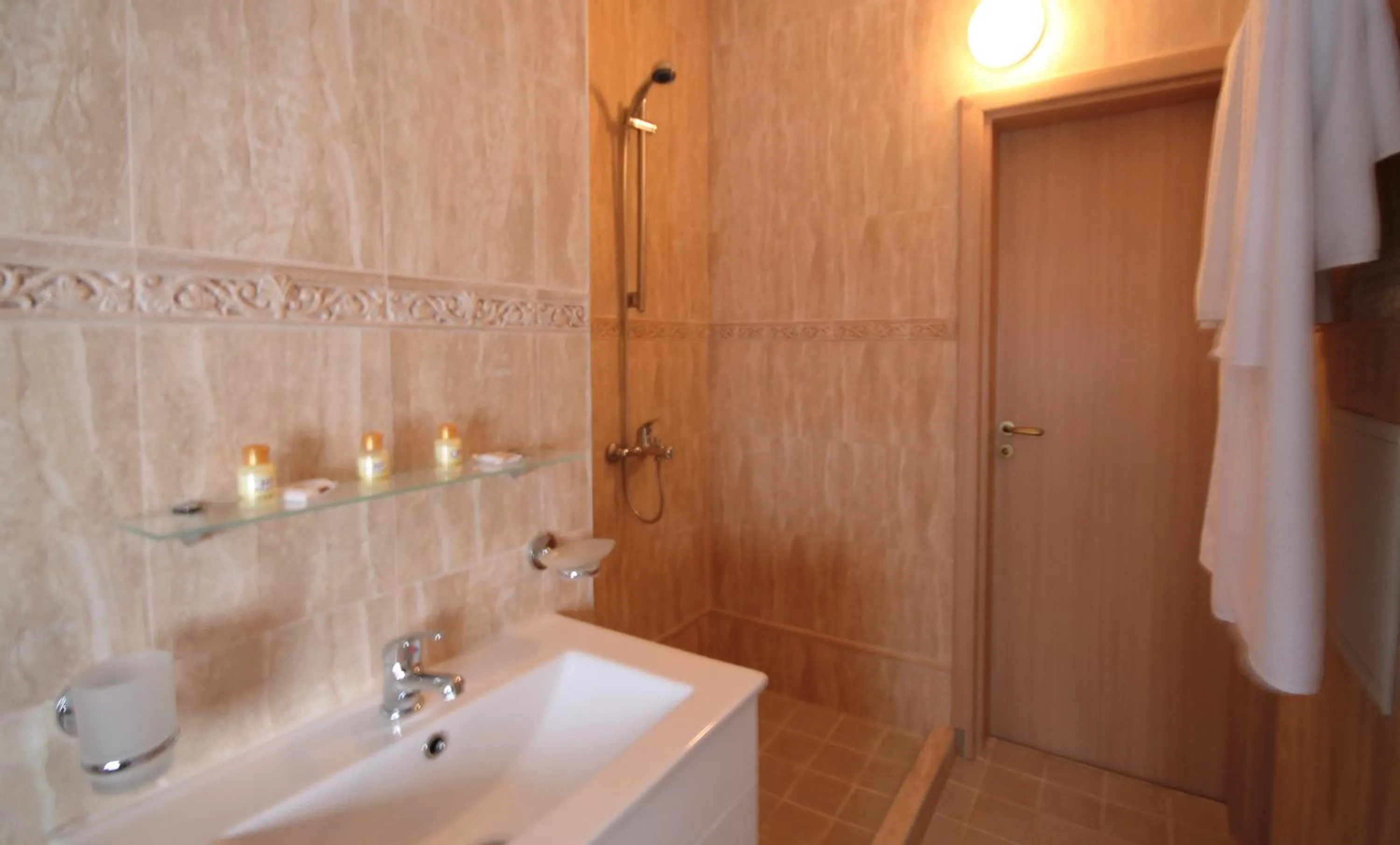 Shower in Thermal Hotel Seven Seasons