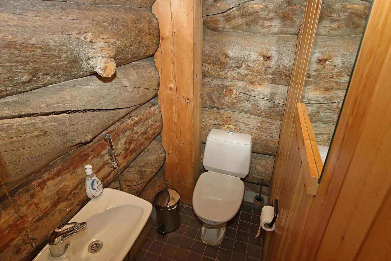 Toilet in Kuukkeli Hirvas Suite