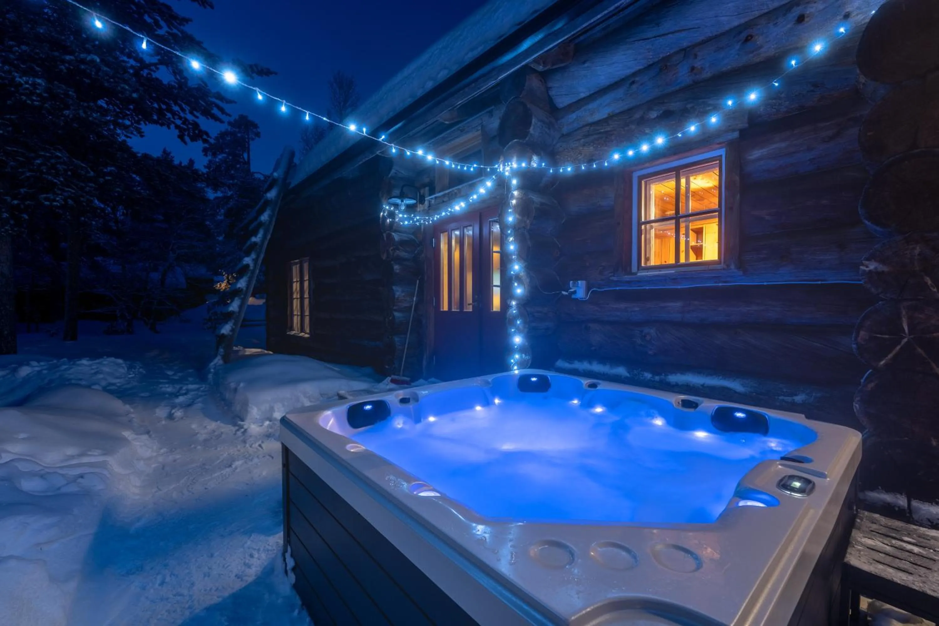 Hot Tub in Kuukkeli Hirvas Suite