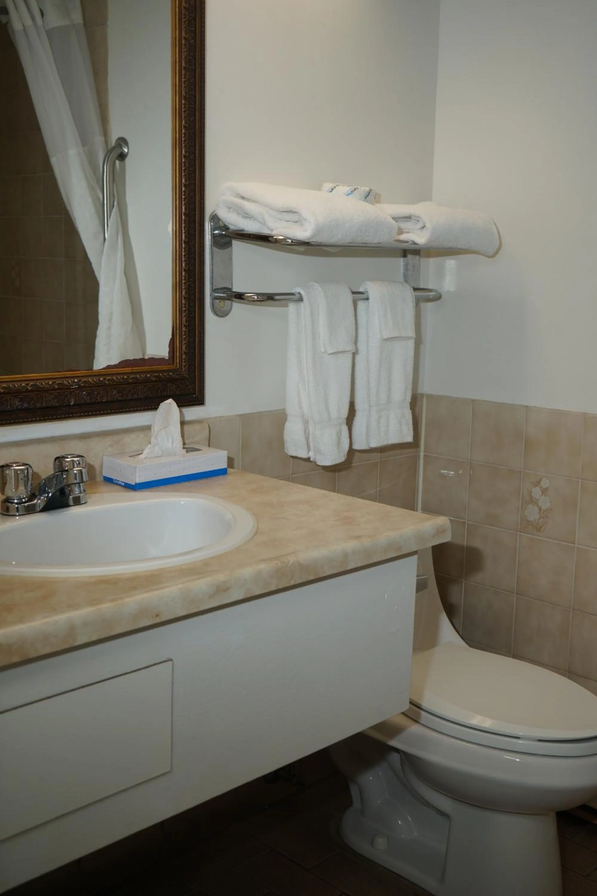 Bathroom in Jolly Roger Inn & Resort