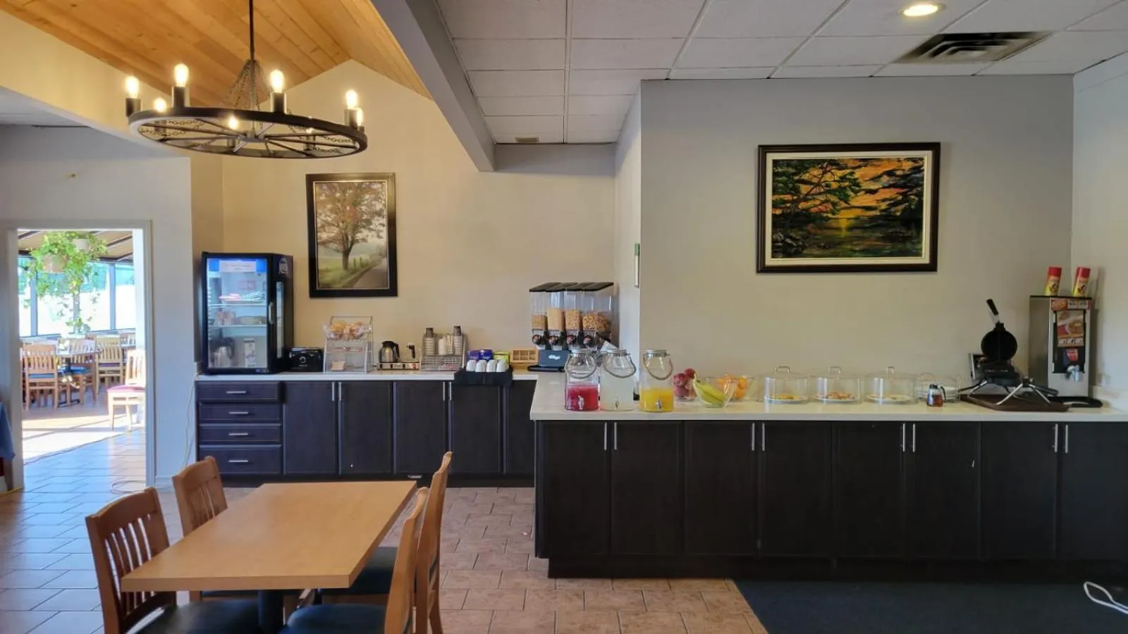 Breakfast in Jolly Roger Inn & Resort