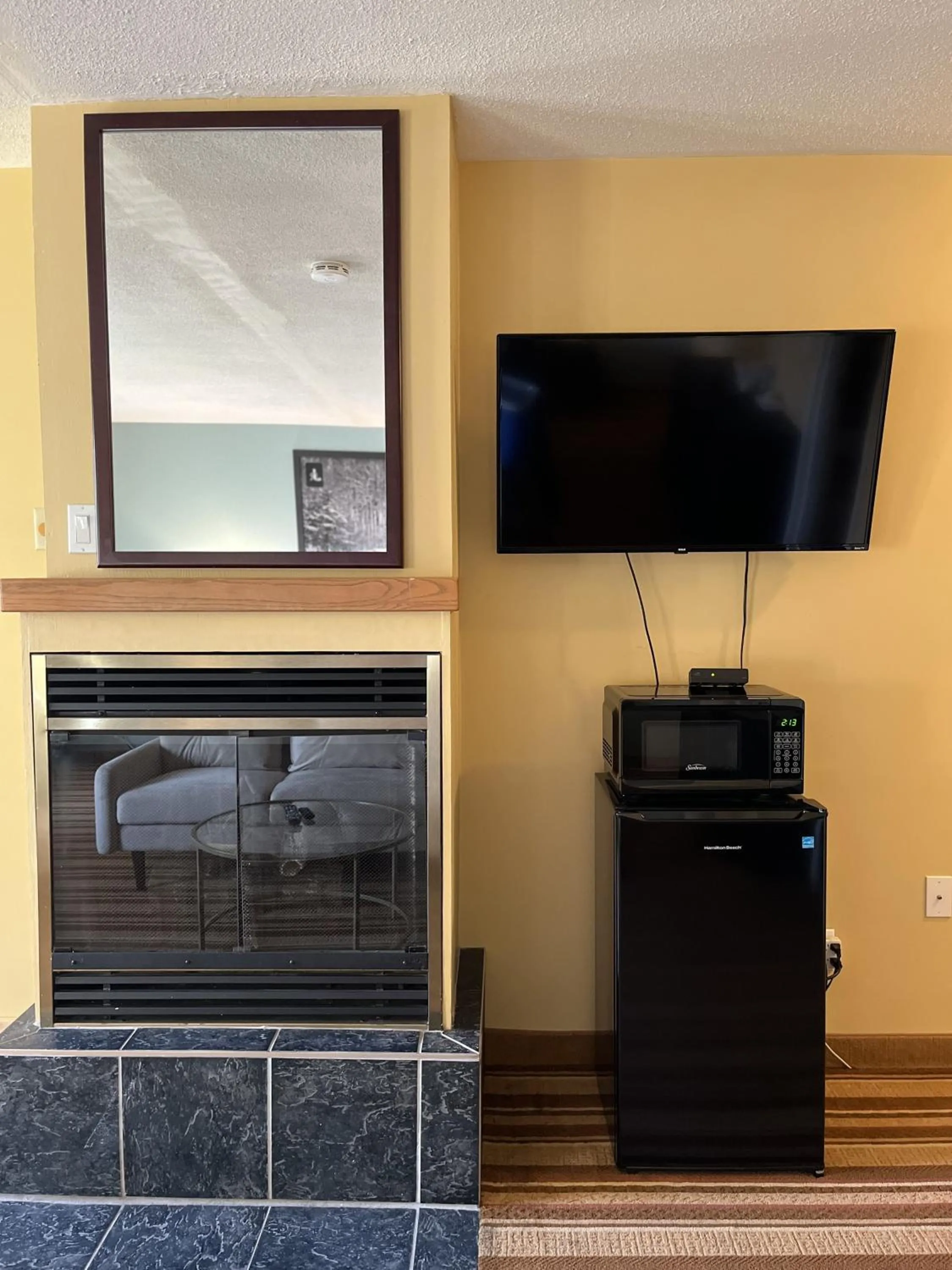 TV and multimedia in Jolly Roger Inn & Resort