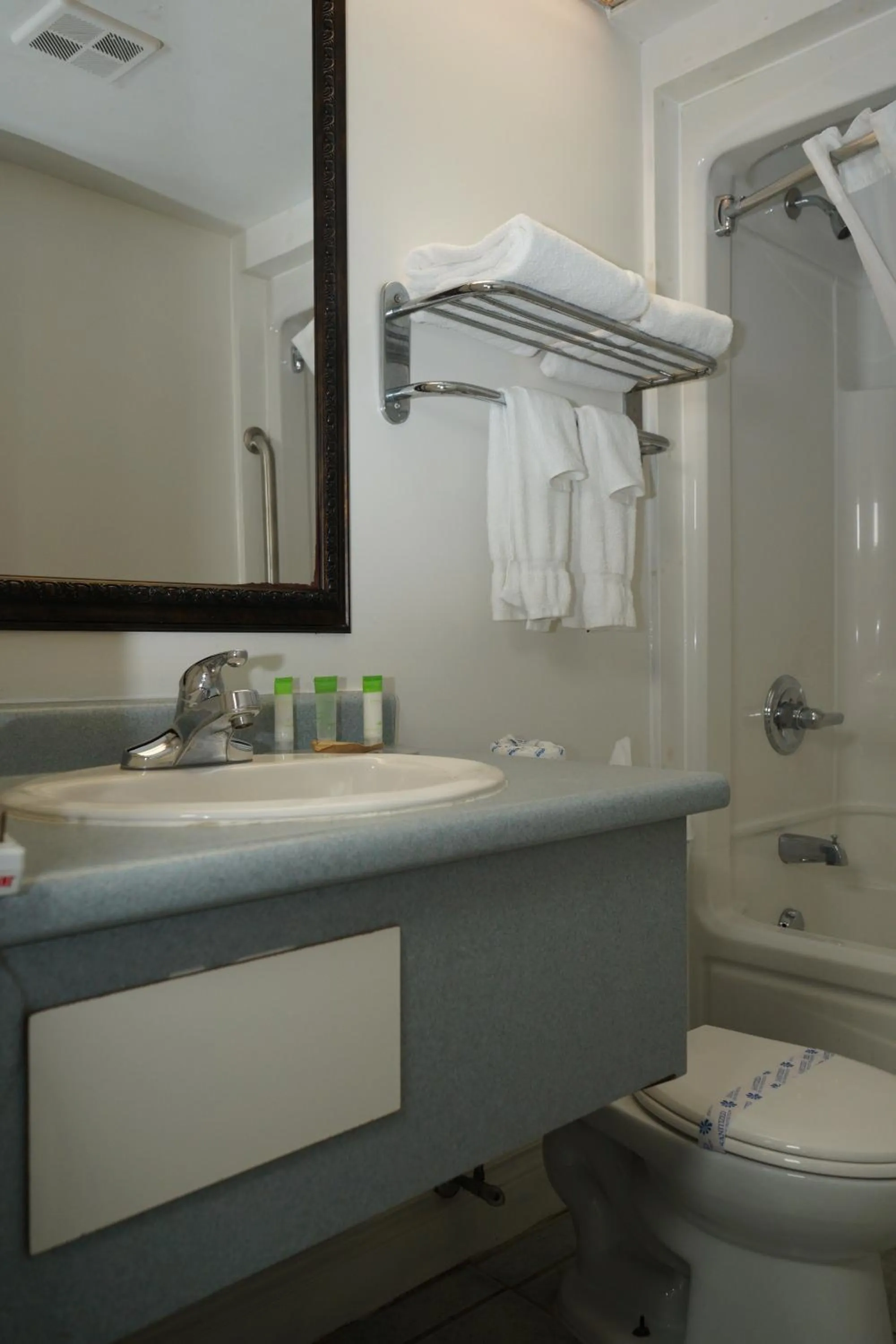 Bathroom in Jolly Roger Inn & Resort