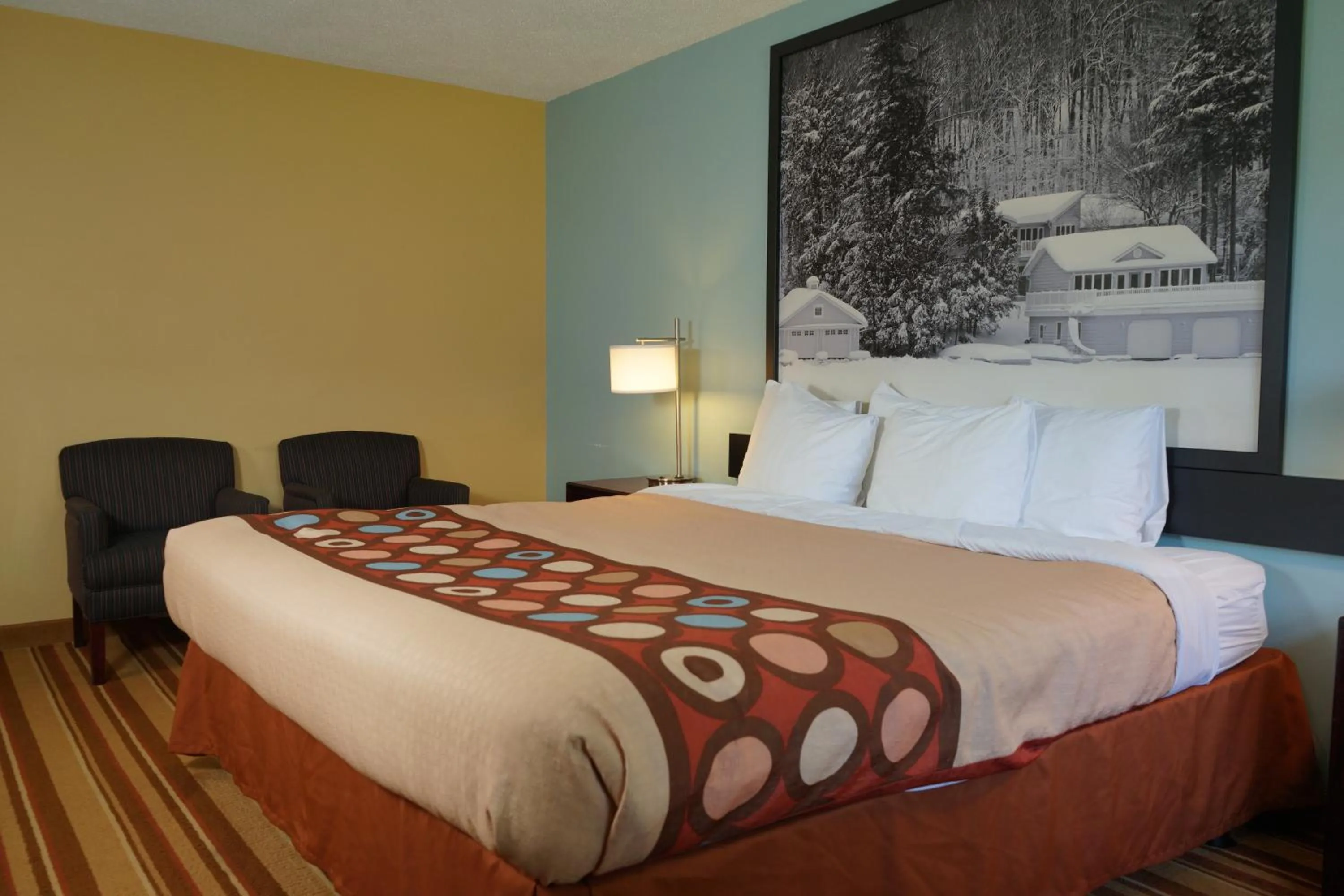 Bed in Jolly Roger Inn & Resort