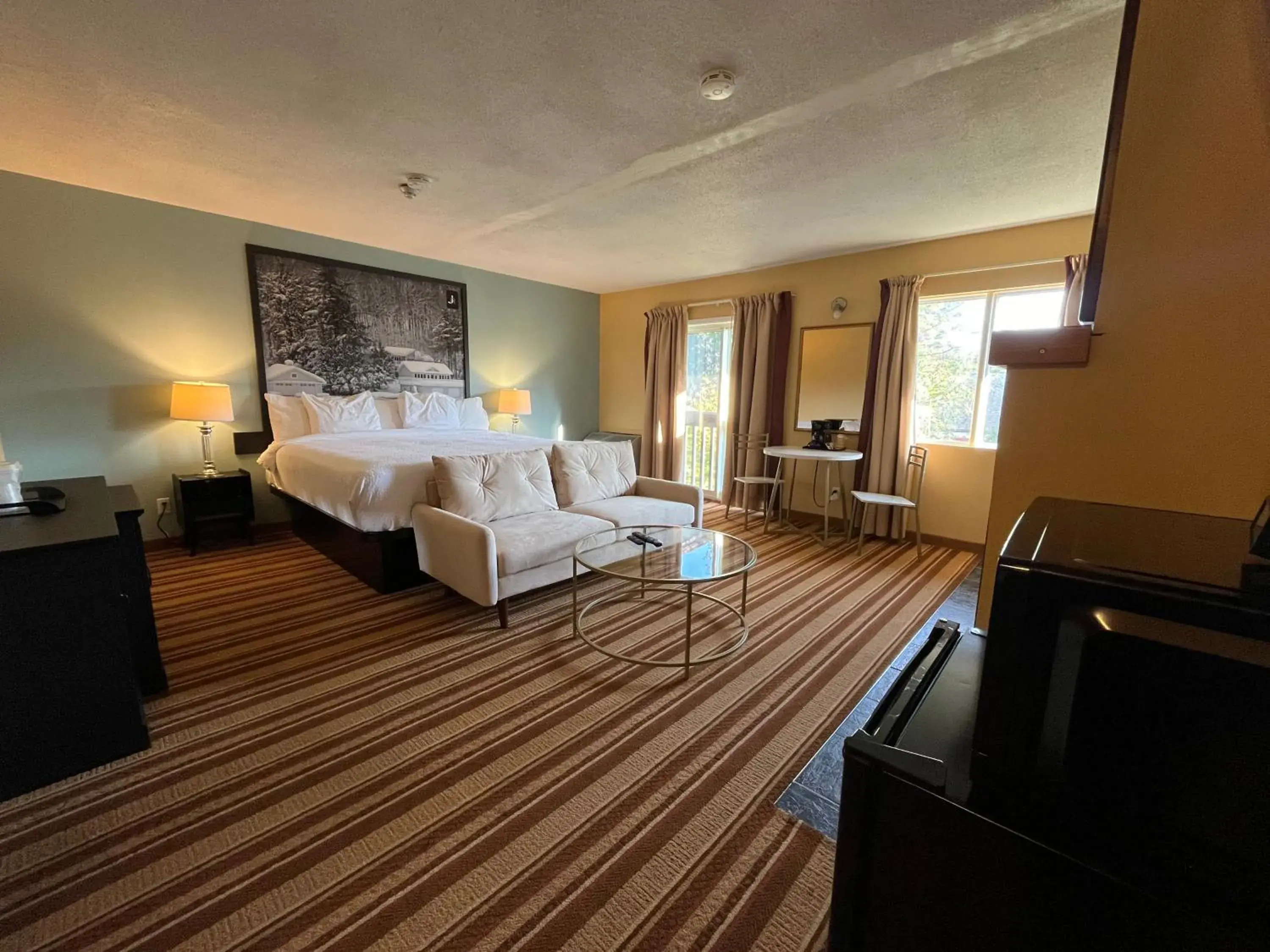 King Suite - Non-Smoking in Jolly Roger Inn & Resort King Suite - Non-Smoking in Jolly Roger Inn & Resort