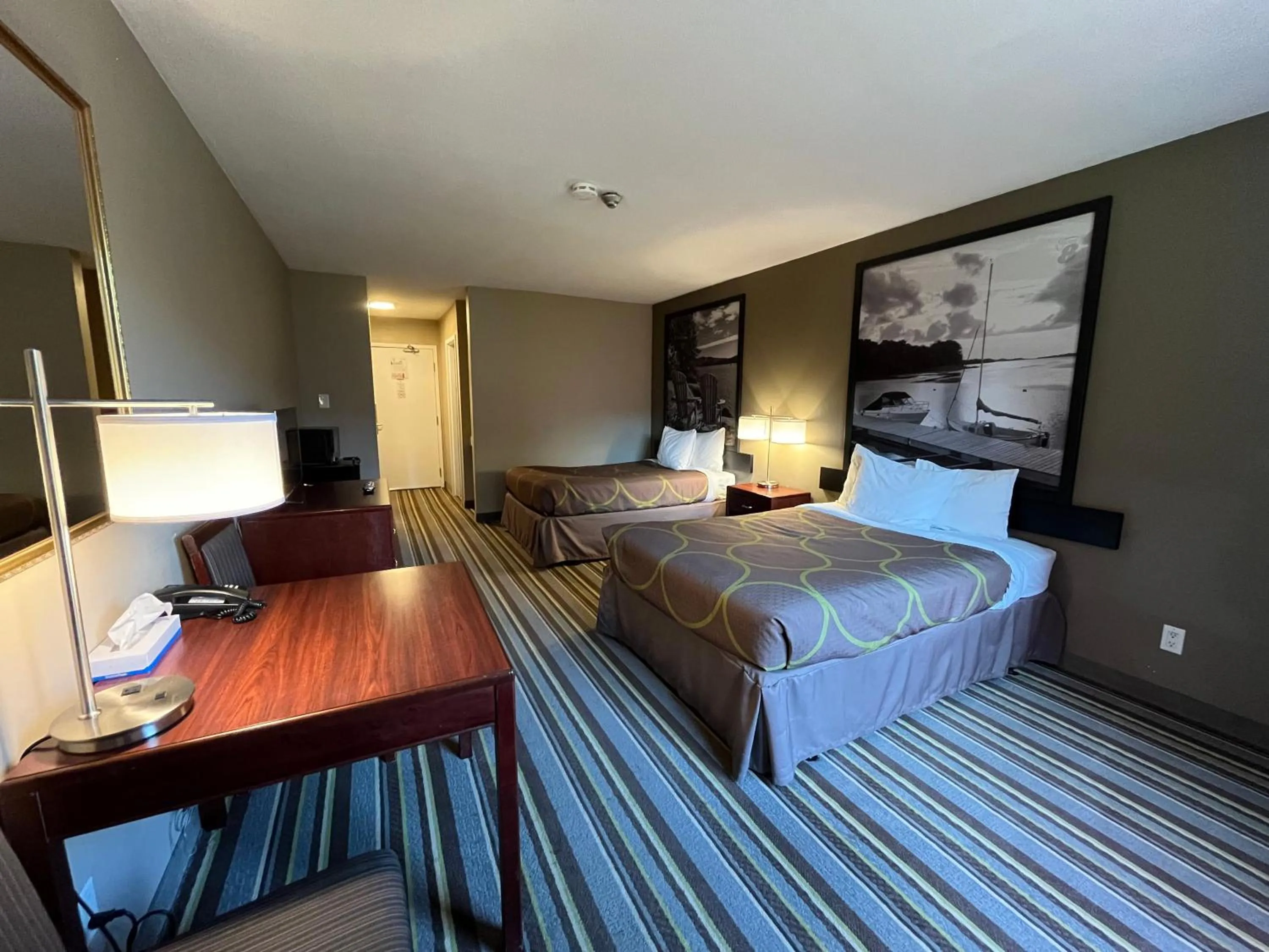 Bed in Jolly Roger Inn & Resort