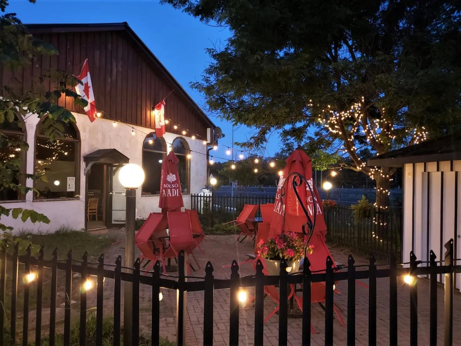 Patio in Jolly Roger Inn & Resort