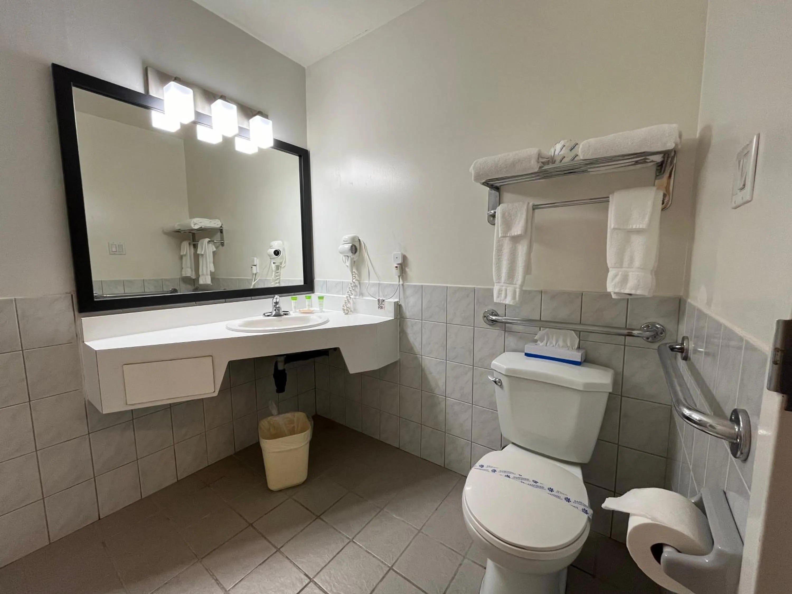 Bathroom in Jolly Roger Inn & Resort