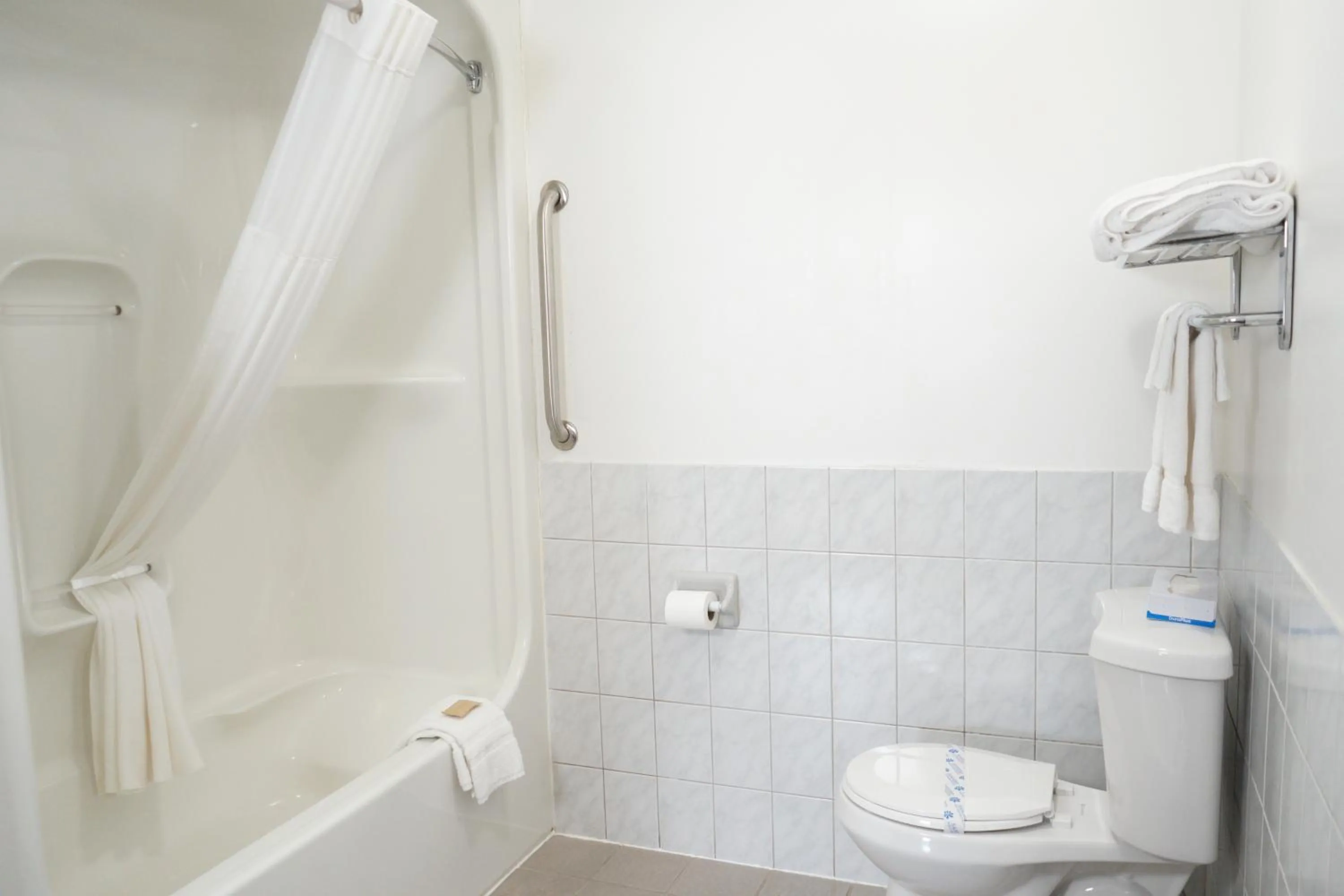 Shower in Jolly Roger Inn & Resort