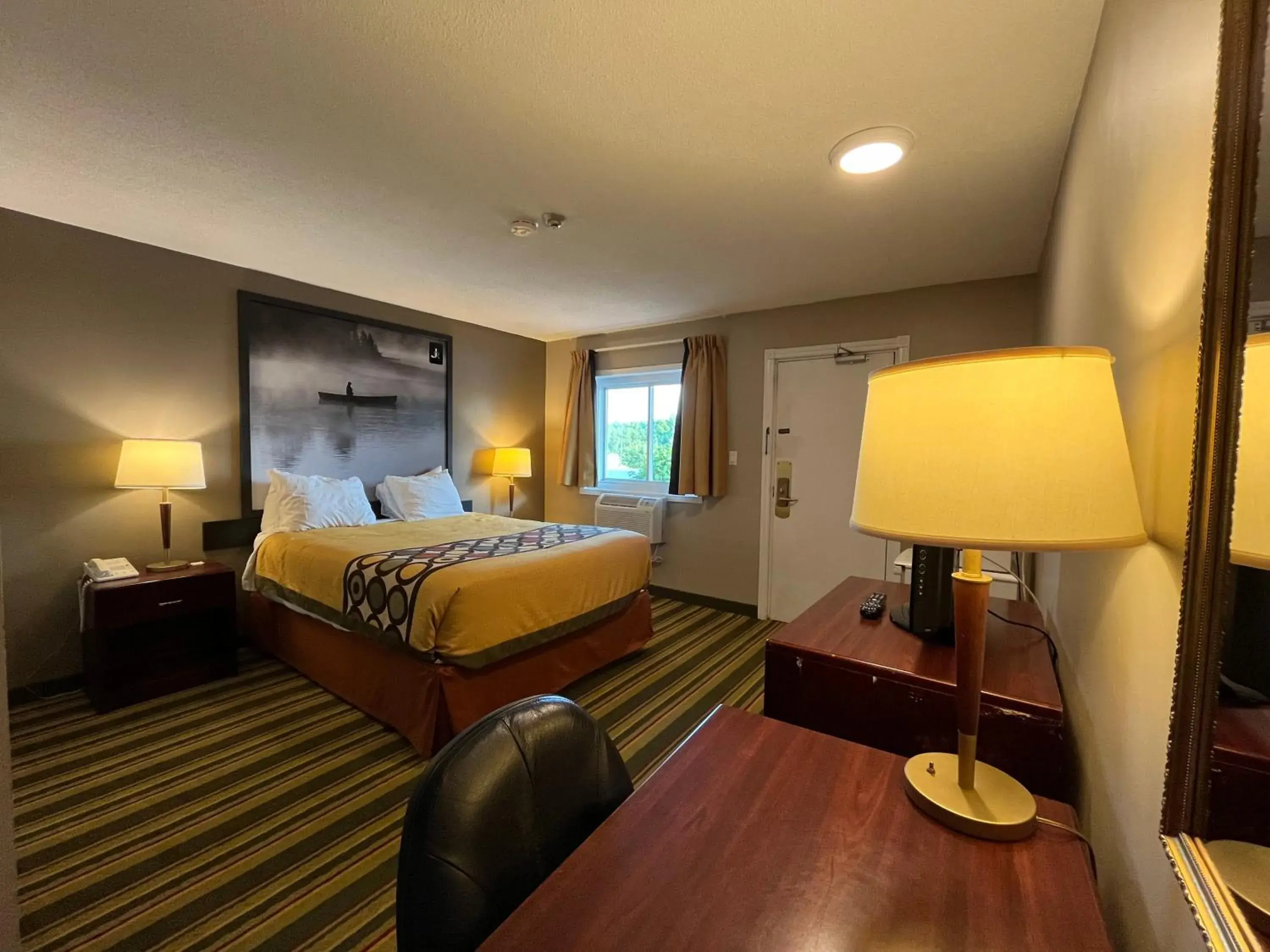 Queen Room - Non-Smoking in Jolly Roger Inn & Resort Queen Room - Non-Smoking in Jolly Roger Inn & Resort