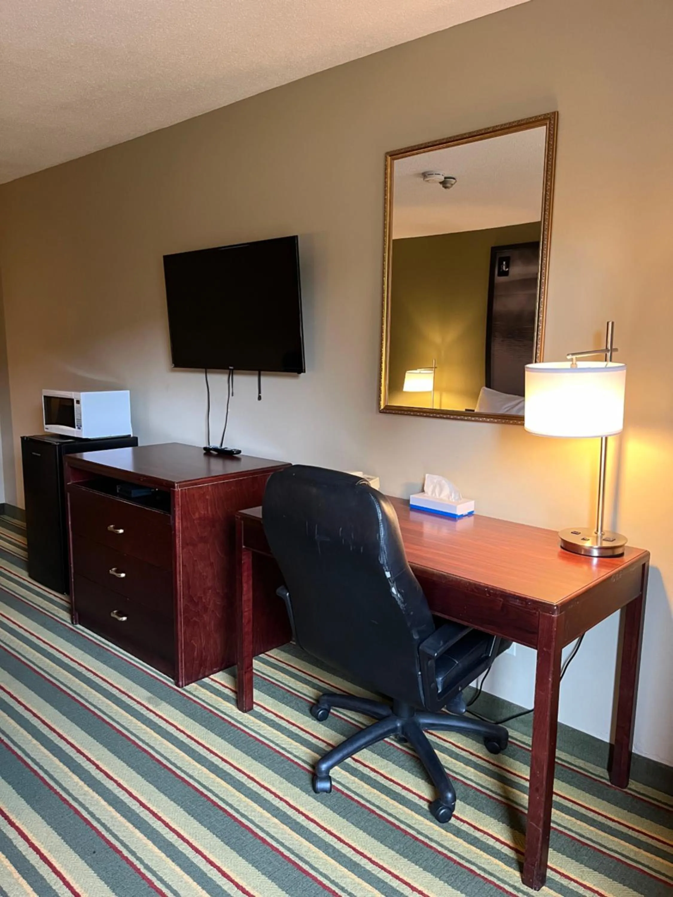 TV and multimedia in Jolly Roger Inn & Resort