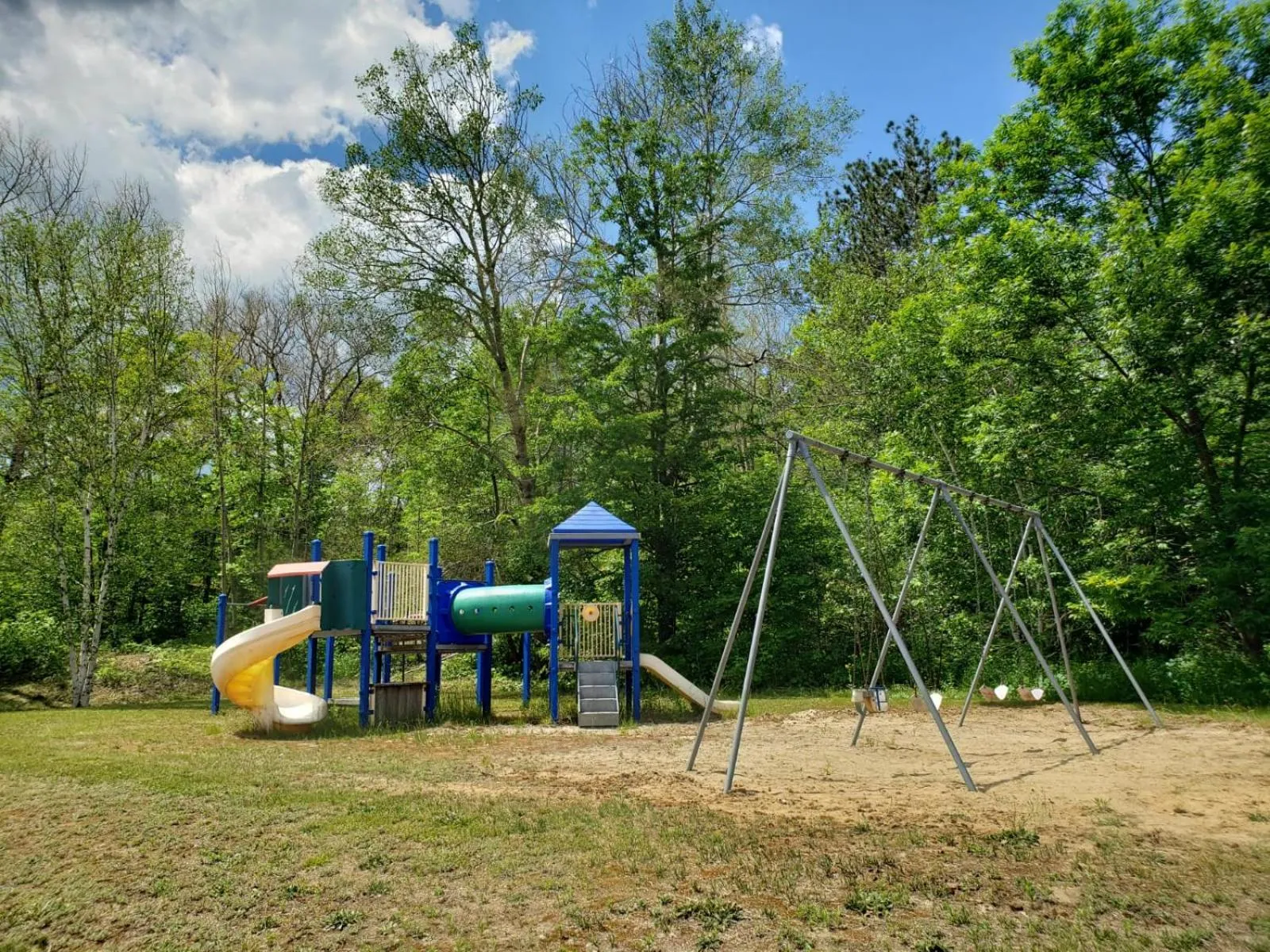 Children play ground in Jolly Roger Inn & Resort