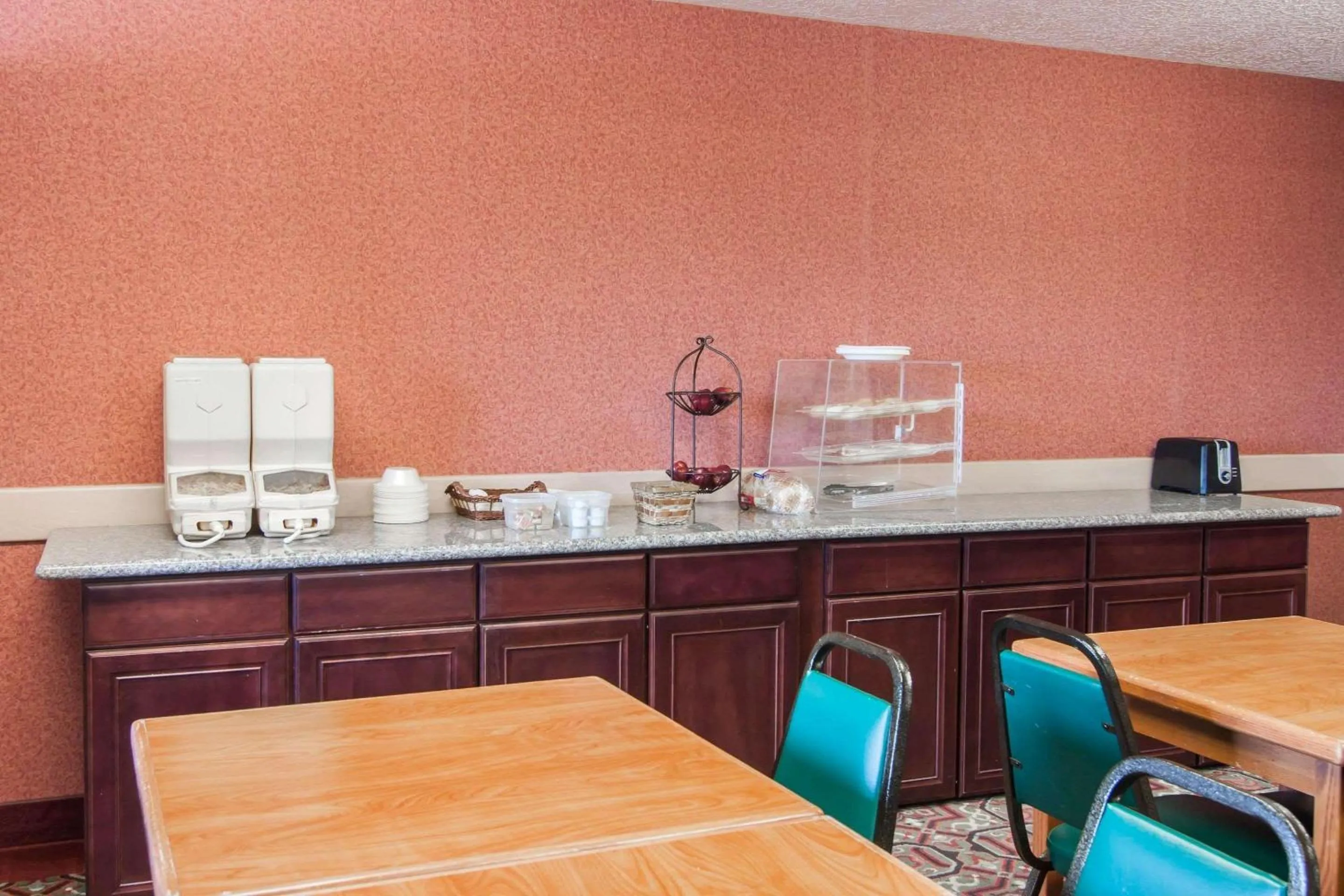 Restaurant/places to eat in Bridgeway Inn & Suites