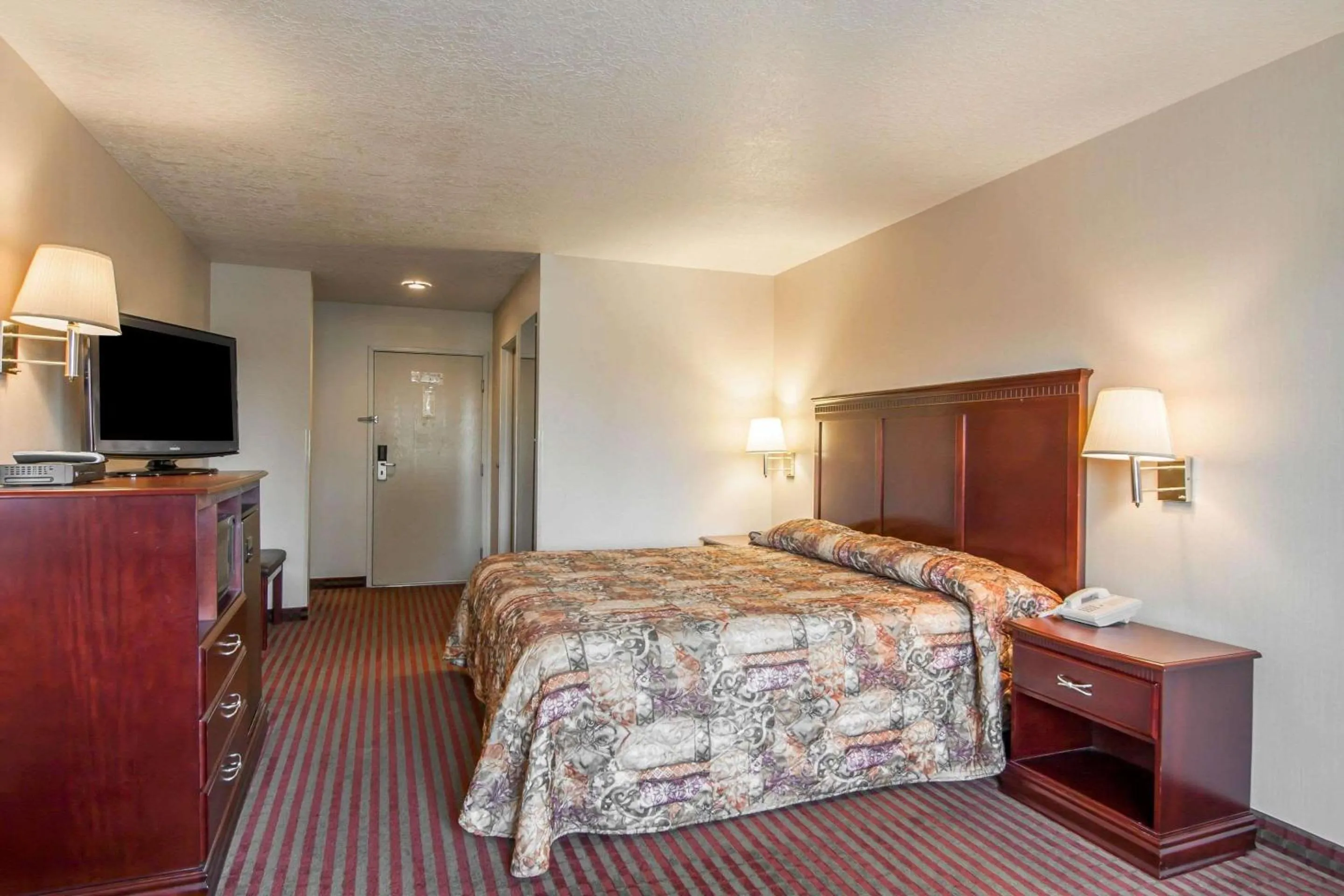 Photo of the whole room, Bed in Bridgeway Inn & Suites