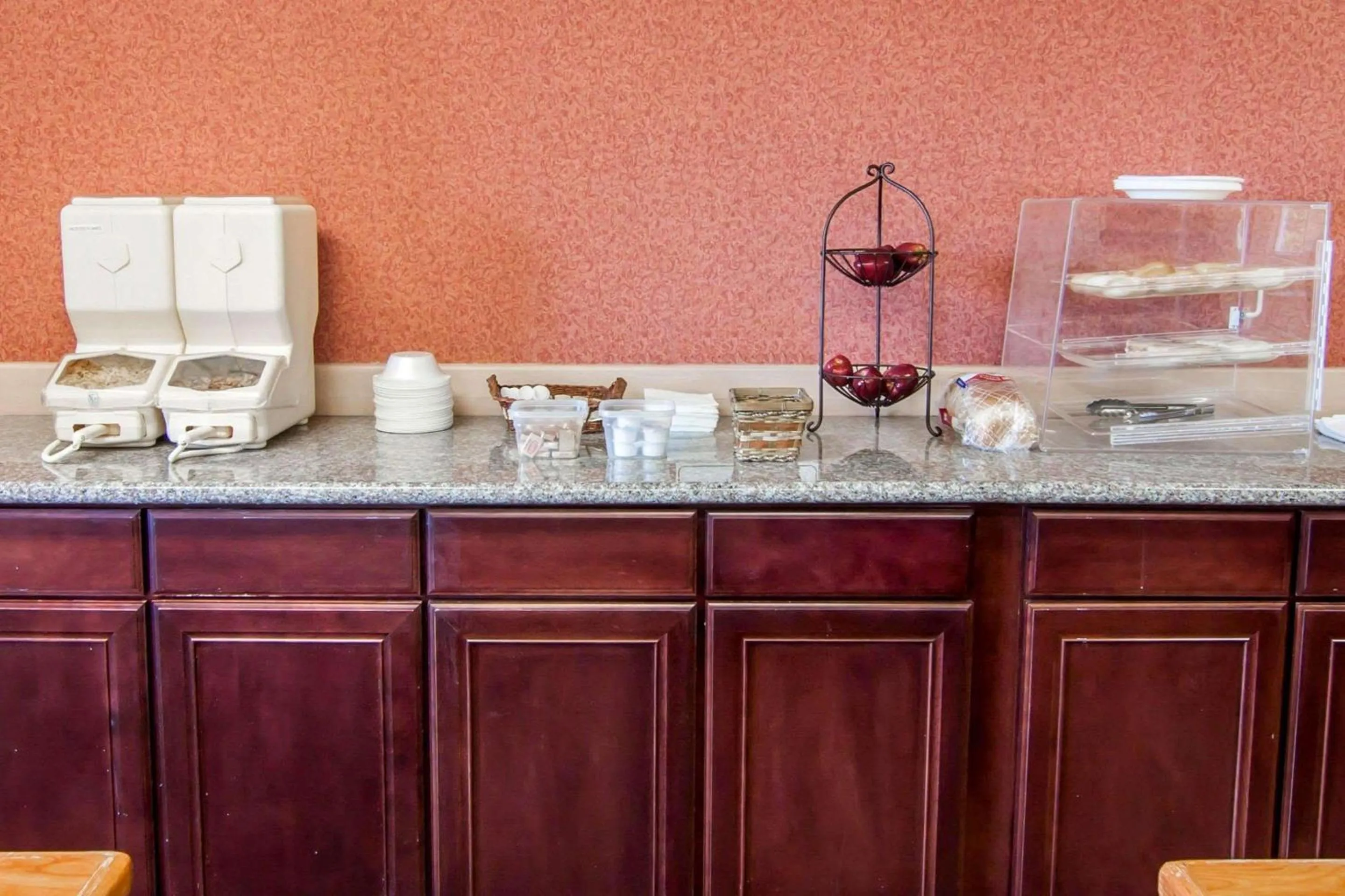 Restaurant/places to eat in Bridgeway Inn & Suites