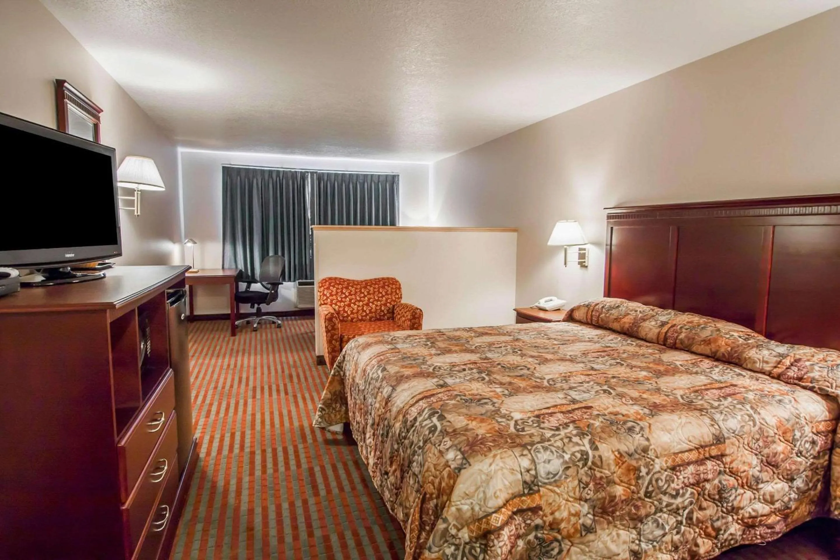Photo of the whole room, Bed in Bridgeway Inn & Suites