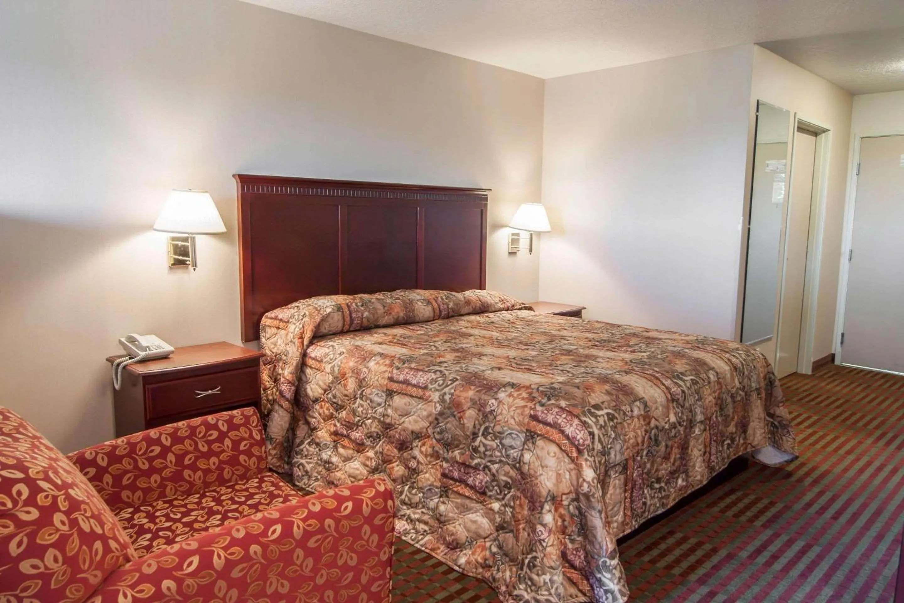 Photo of the whole room, Bed in Bridgeway Inn & Suites