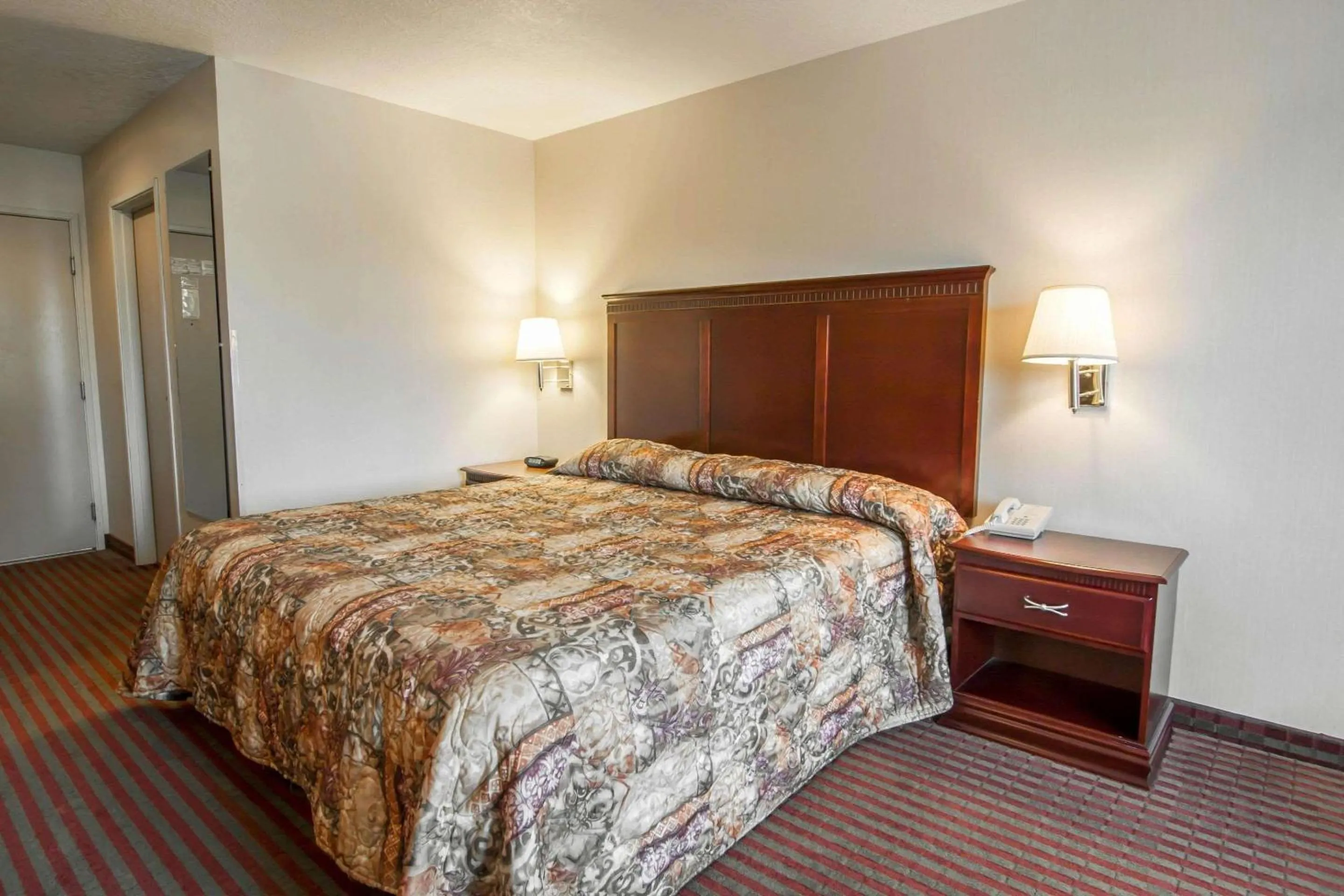 Photo of the whole room, Bed in Bridgeway Inn & Suites