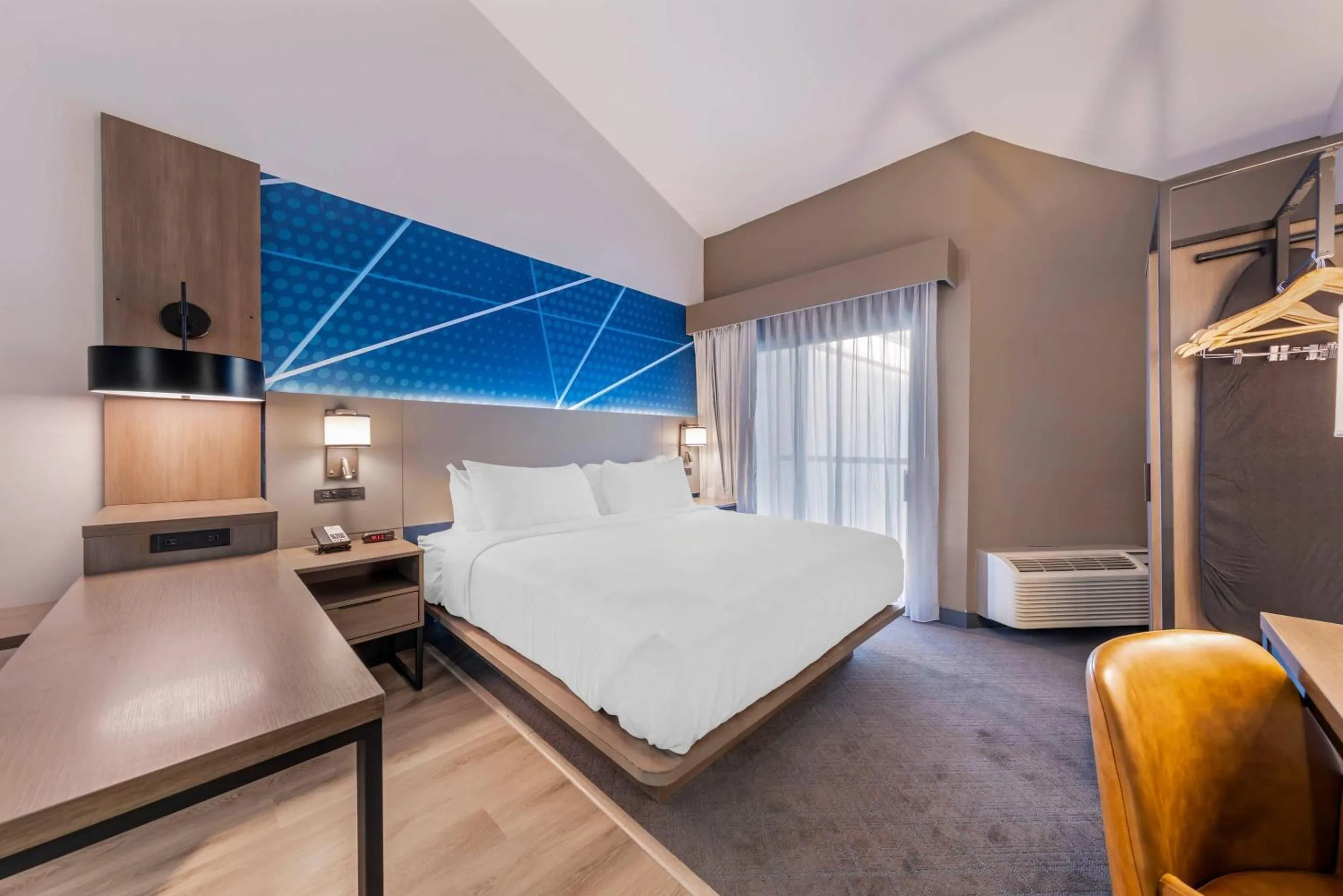 Bedroom, Bed in Comfort Inn & Suites Irvine Spectrum