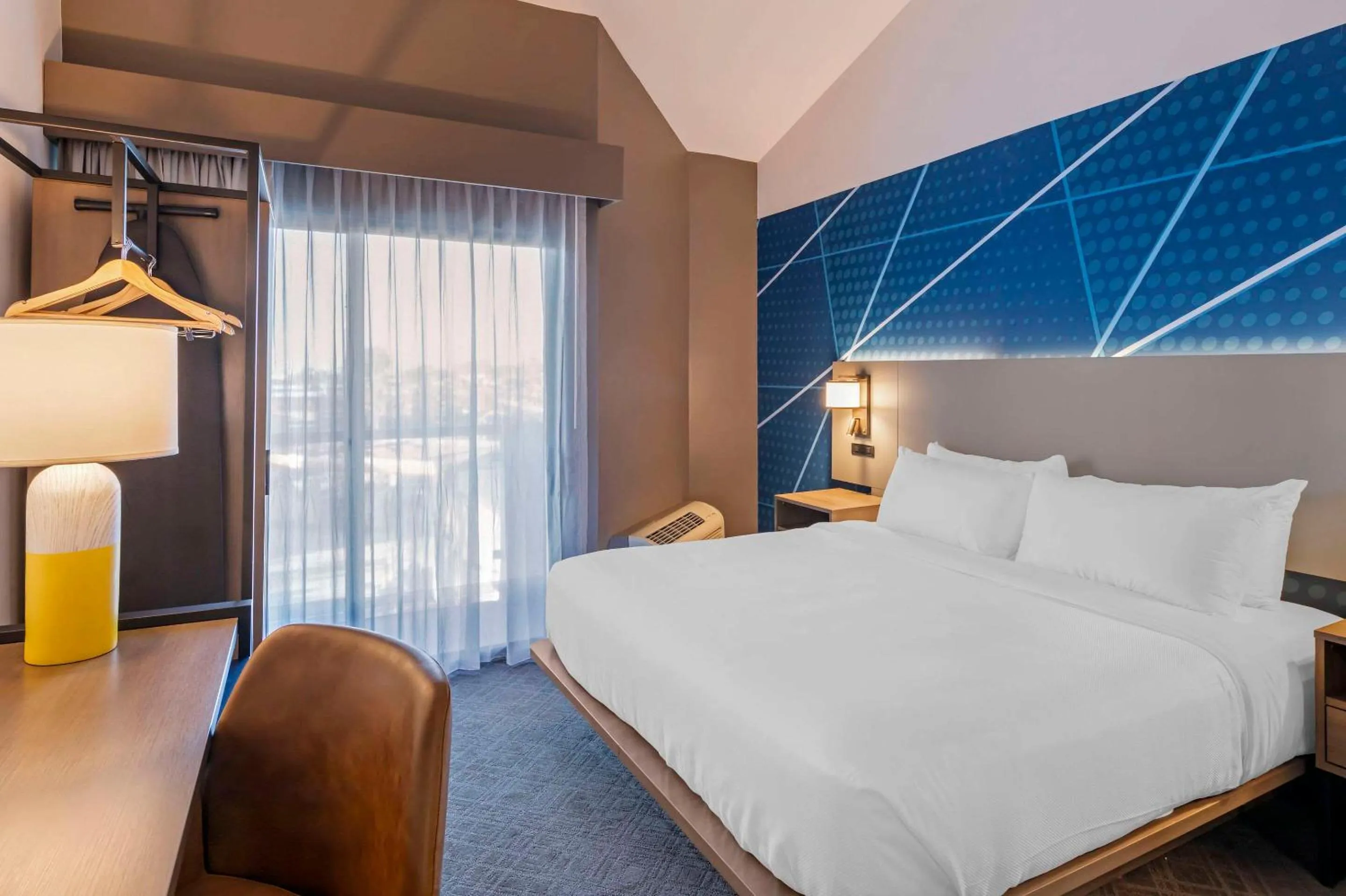 Bedroom, Bed in Comfort Inn & Suites Irvine Spectrum