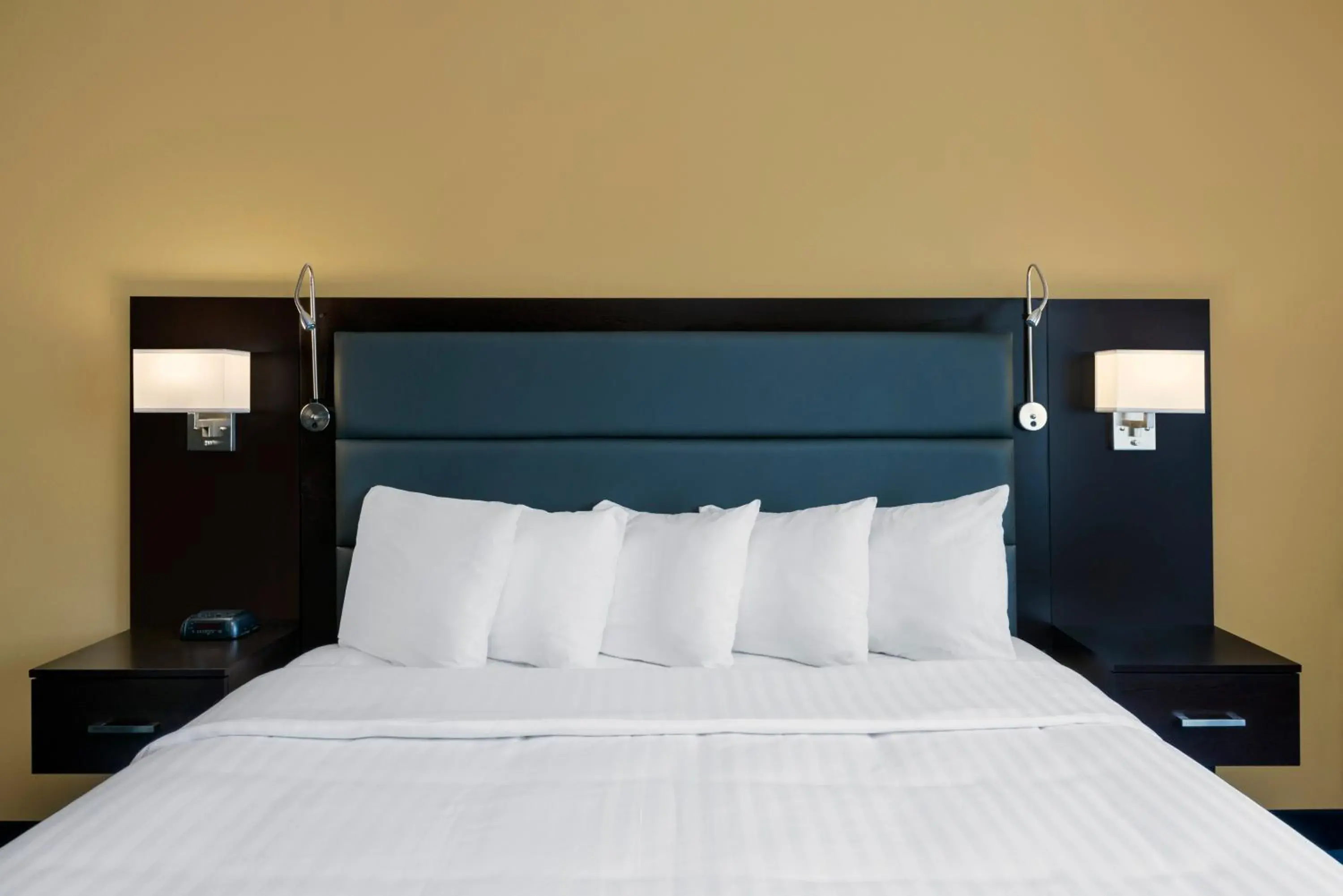 King Room - Non-Smoking in Hotel 1550 - SFO Airport West King Room - Non-Smoking in Hotel 1550 - SFO Airport West