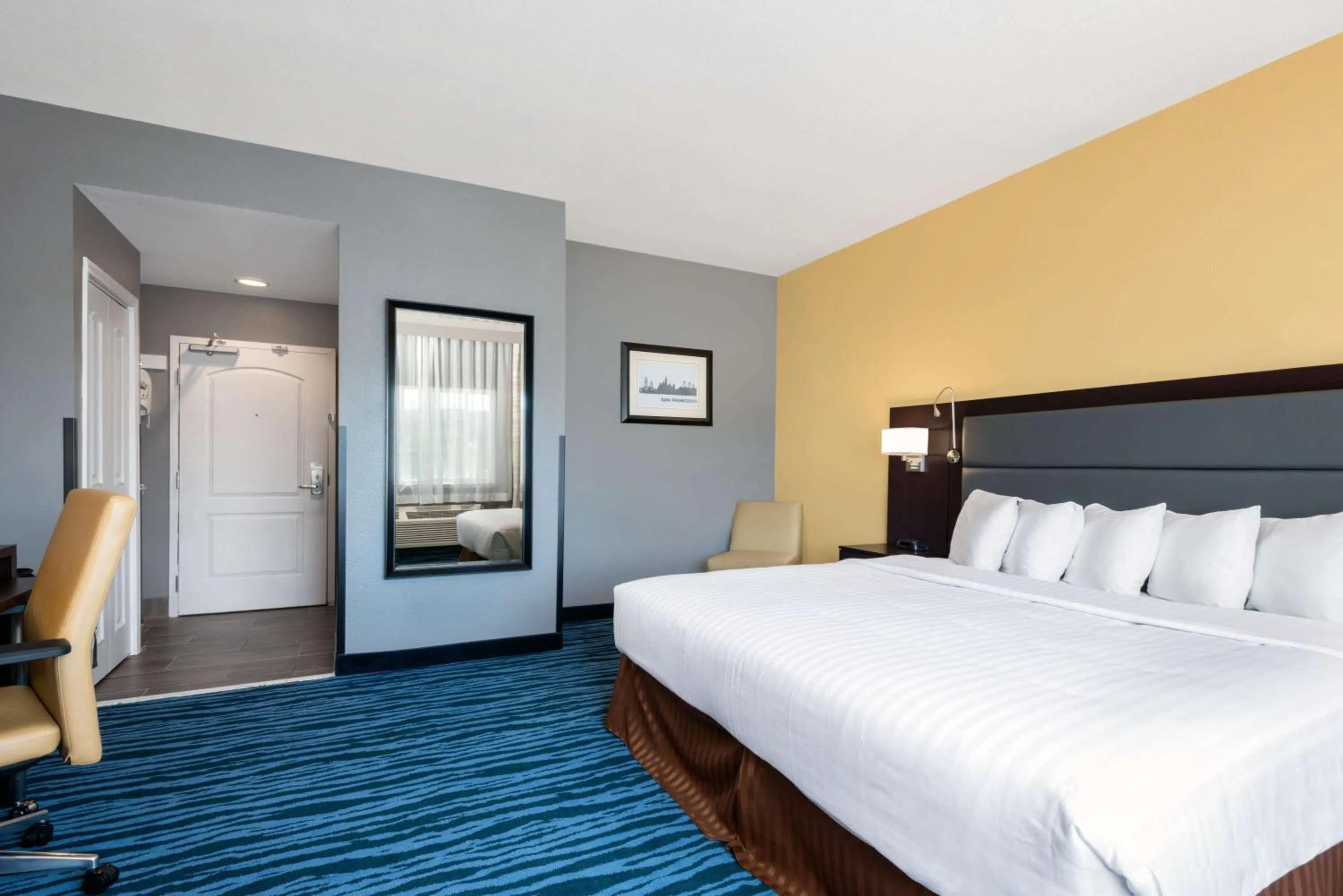 Photo of the whole room, Bed in Hotel 1550 - SFO Airport West