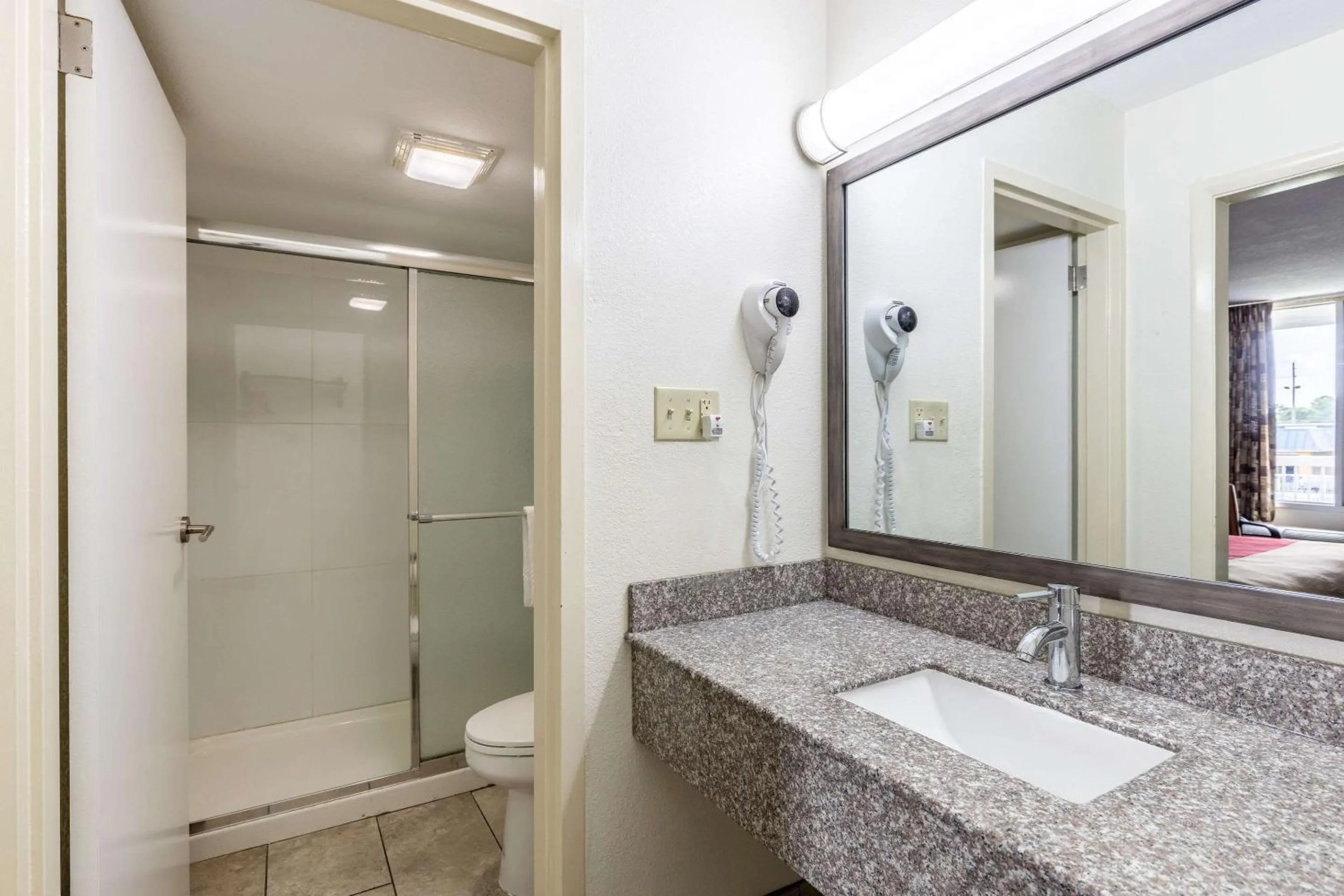 Bathroom in Econo Lodge Thomasville