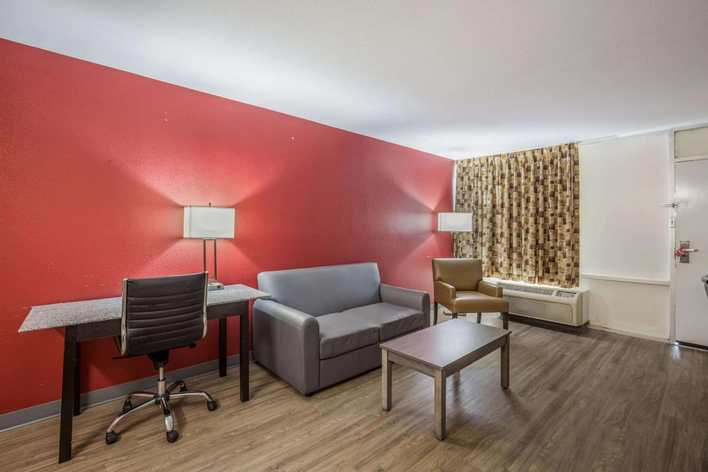 Photo of the whole room in Econo Lodge Thomasville