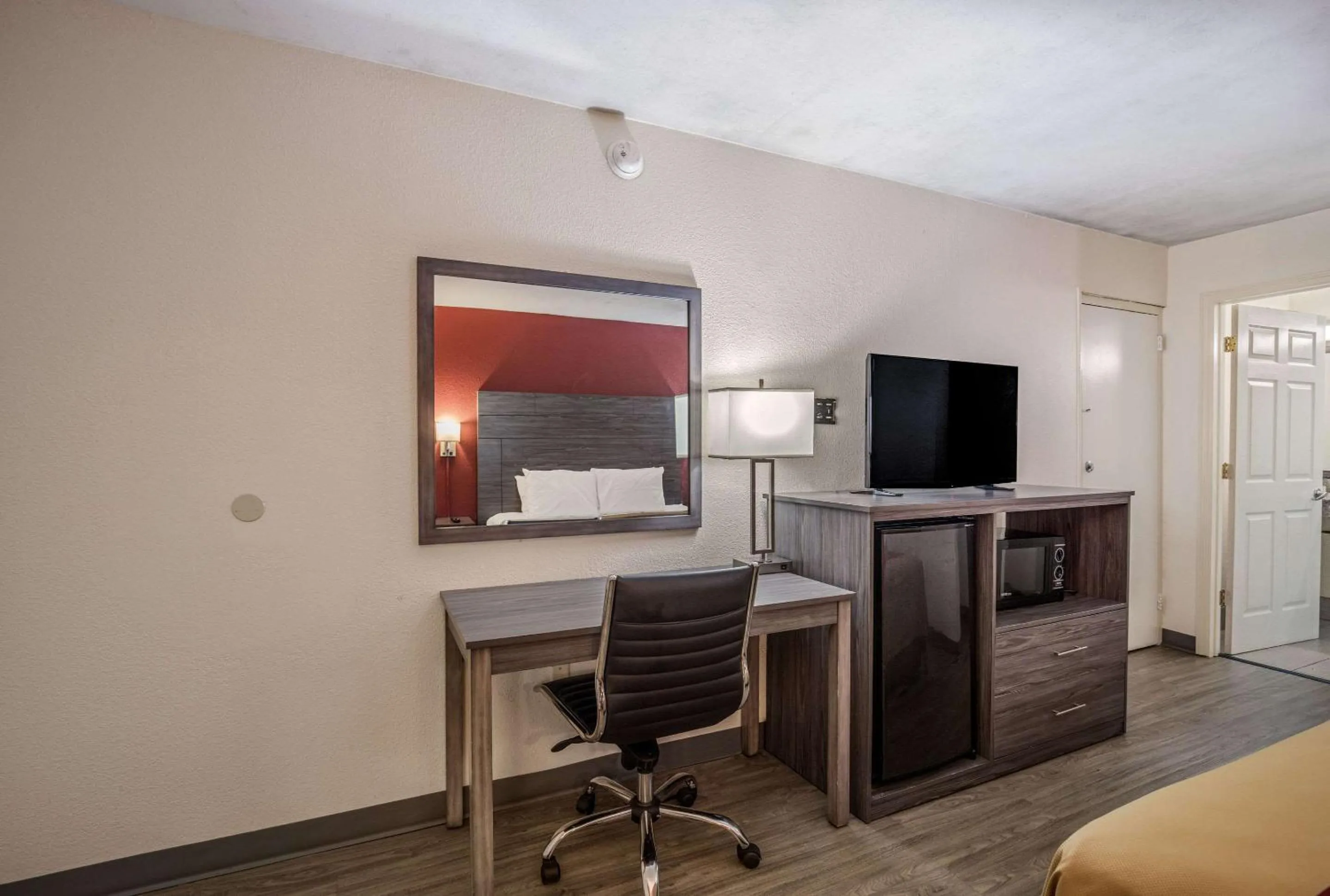 Photo of the whole room in Econo Lodge Thomasville