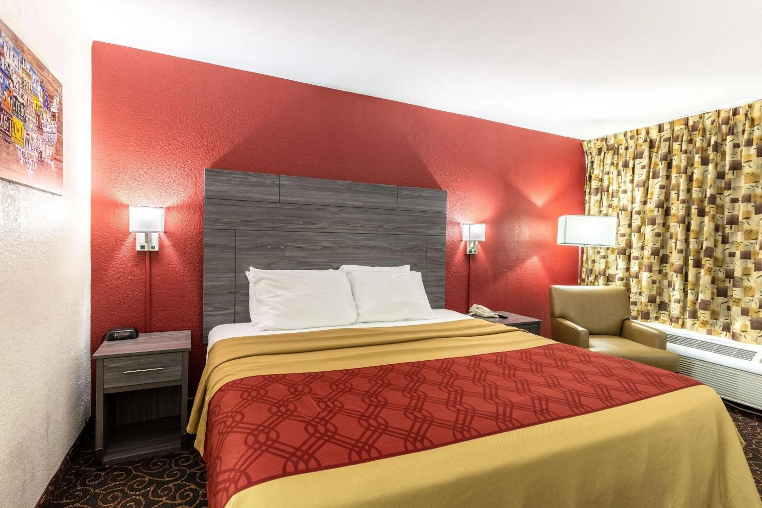 Photo of the whole room, Bed in Econo Lodge Thomasville