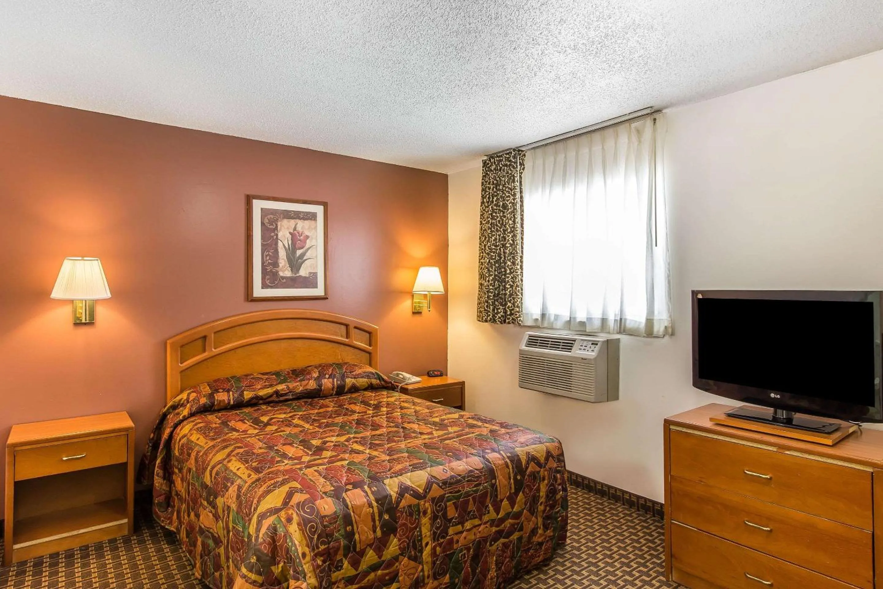 Photo of the whole room, TV/Entertainment Center in Suburban Studios Abercorn