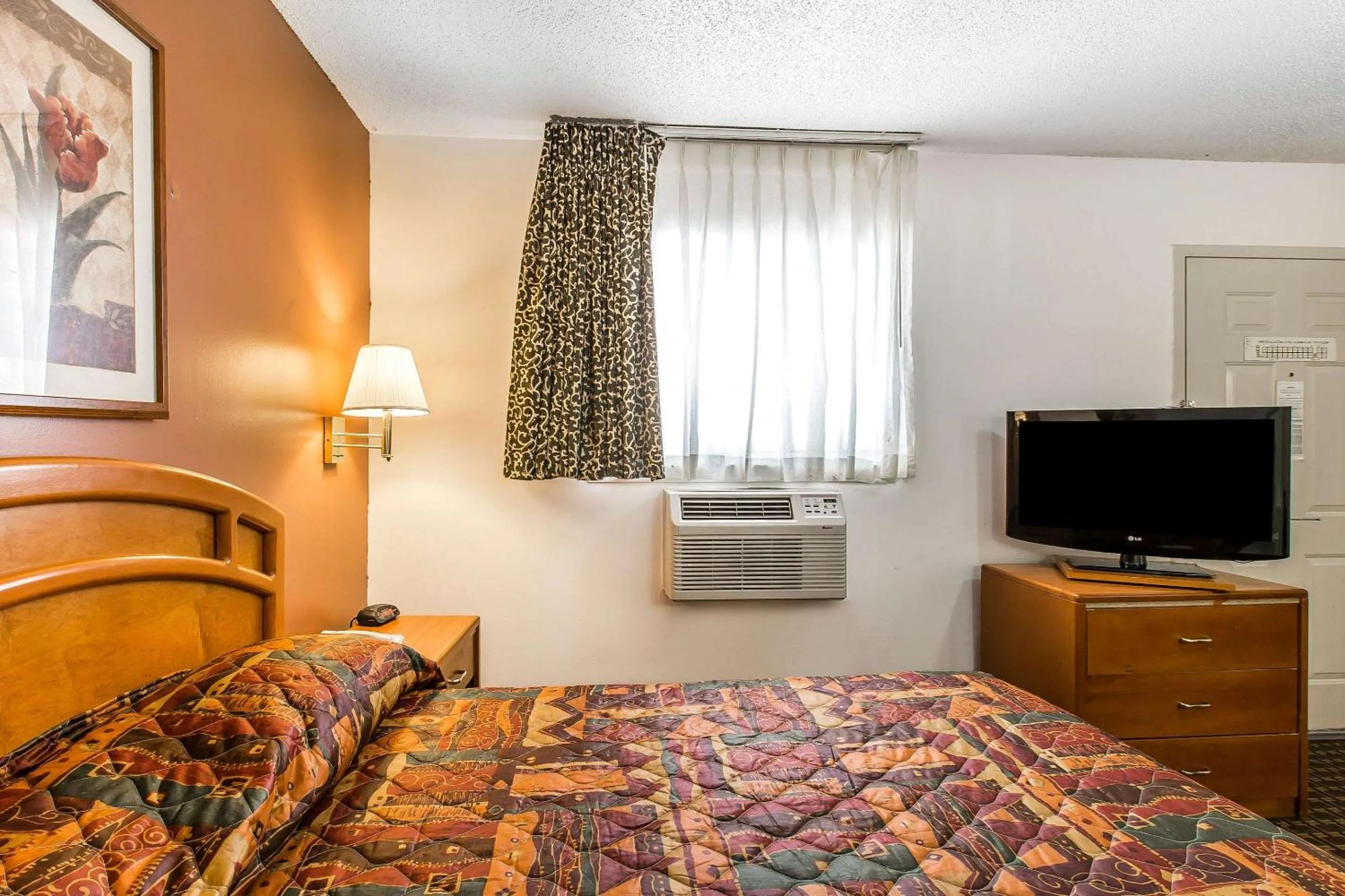 Photo of the whole room, TV/Entertainment Center in Suburban Studios Abercorn