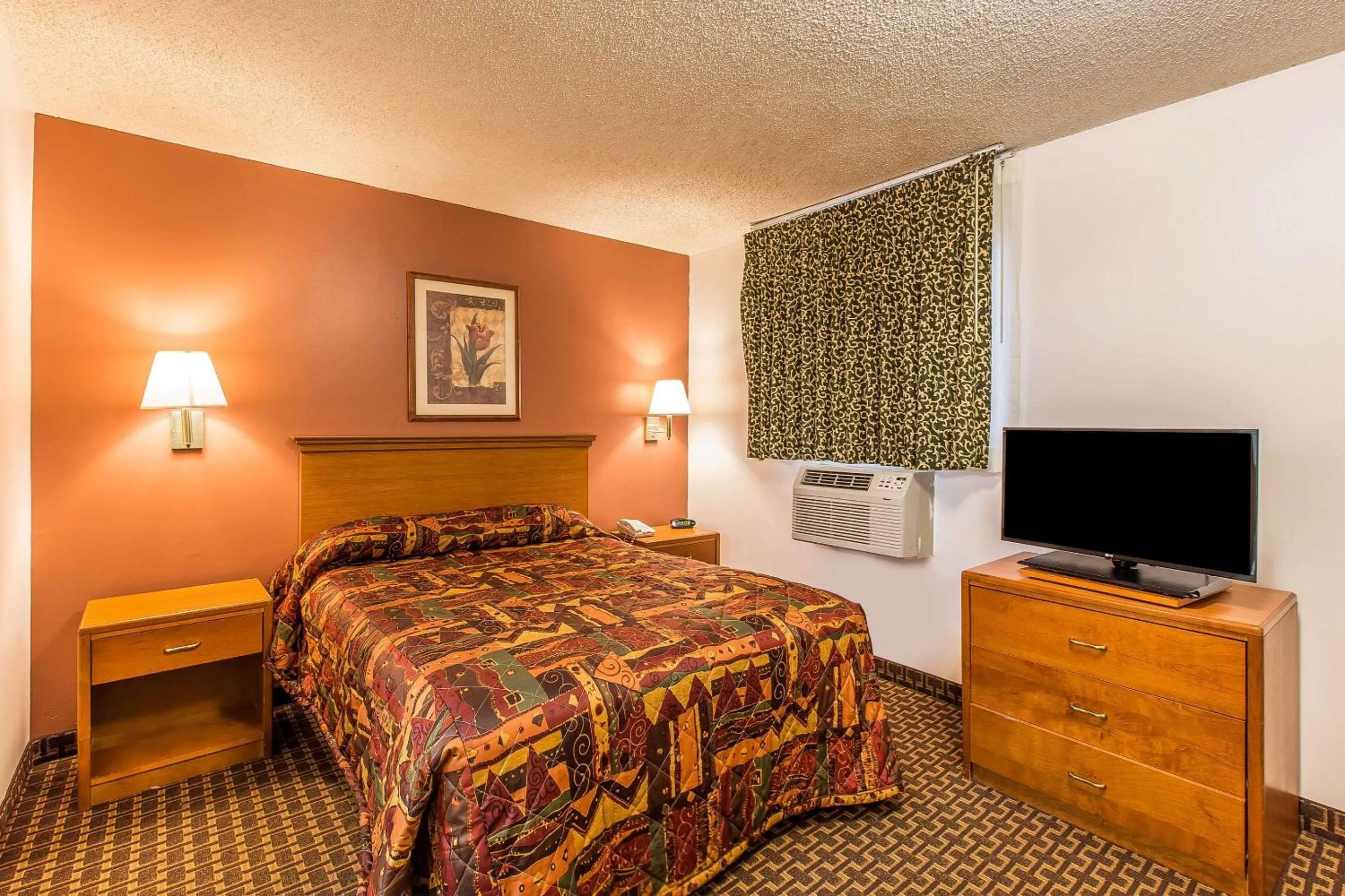 Photo of the whole room, TV/Entertainment Center in Suburban Studios Abercorn