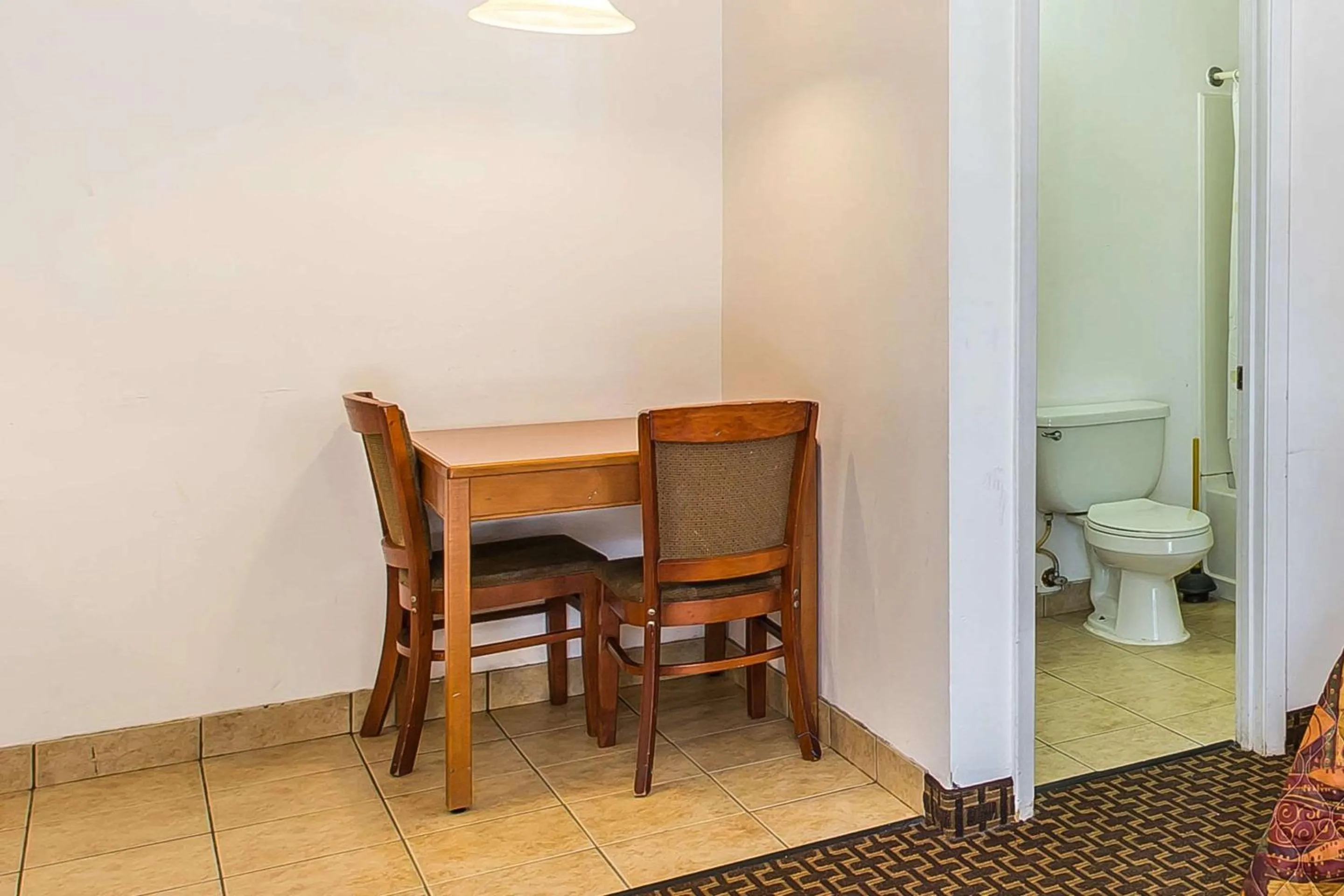 Photo of the whole room, Dining Area in Suburban Studios Abercorn