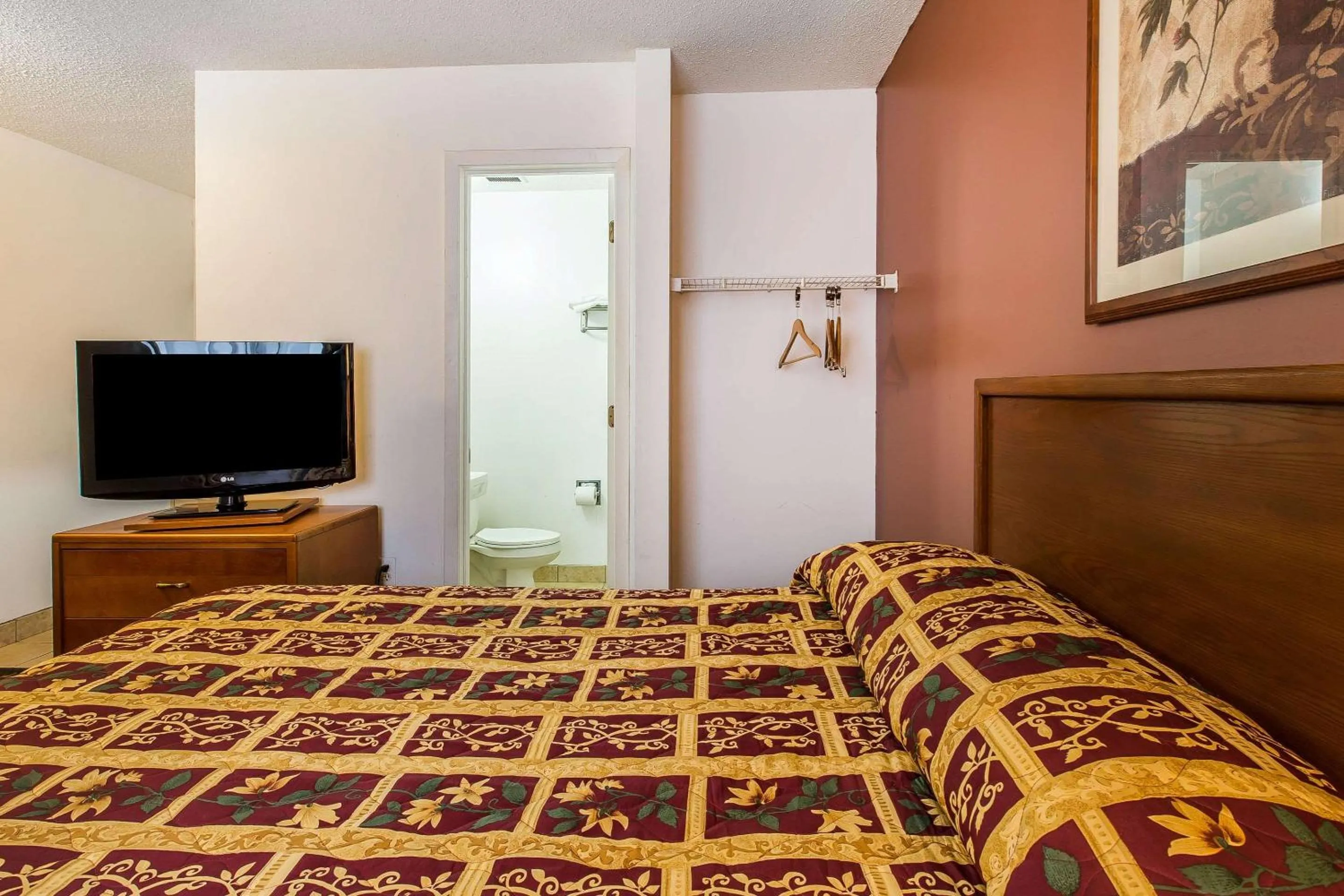 Photo of the whole room, TV/Entertainment Center in Suburban Studios Abercorn