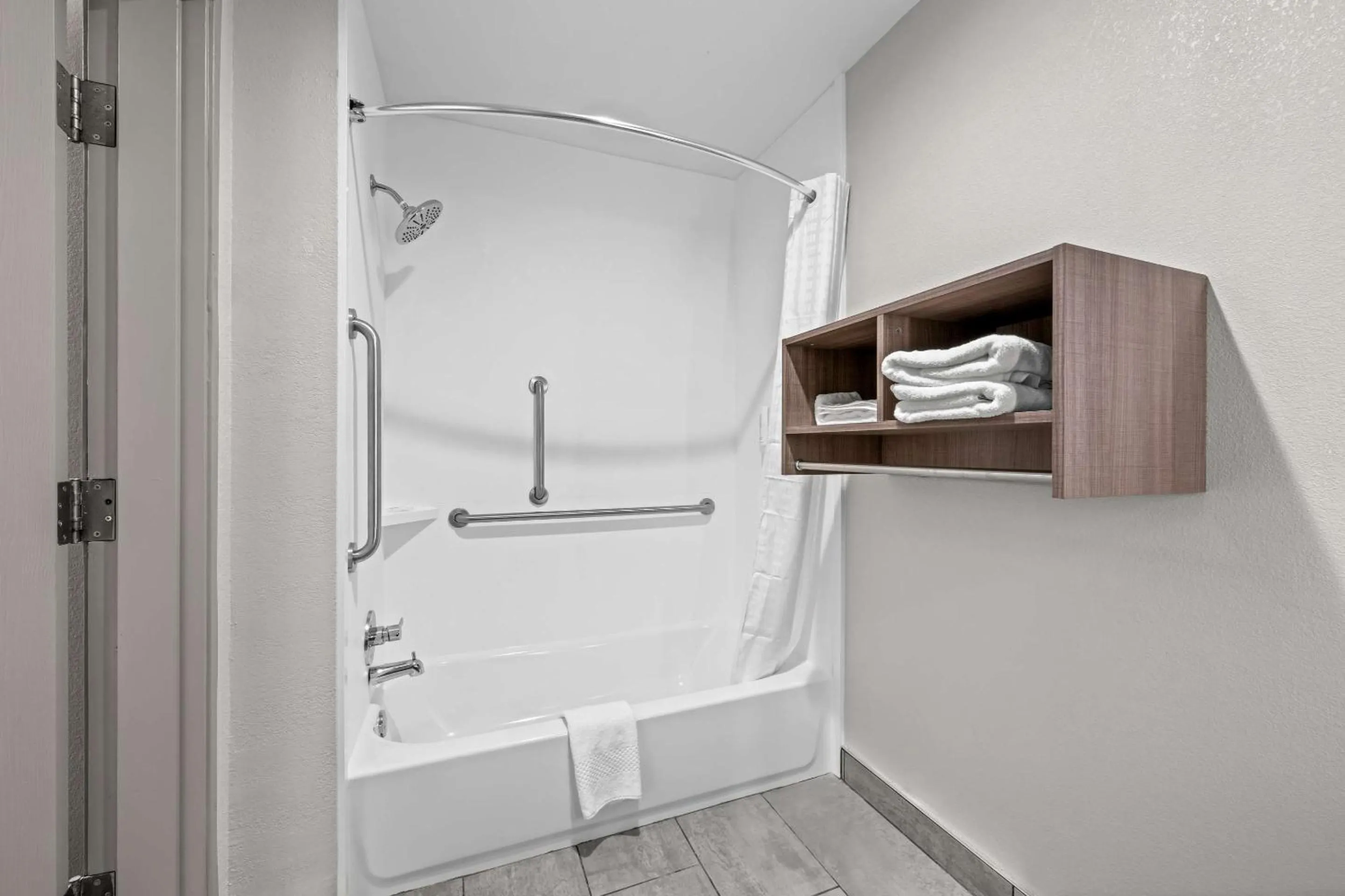 Bedroom in Clarion Pointe I-85 High Point - Archdale