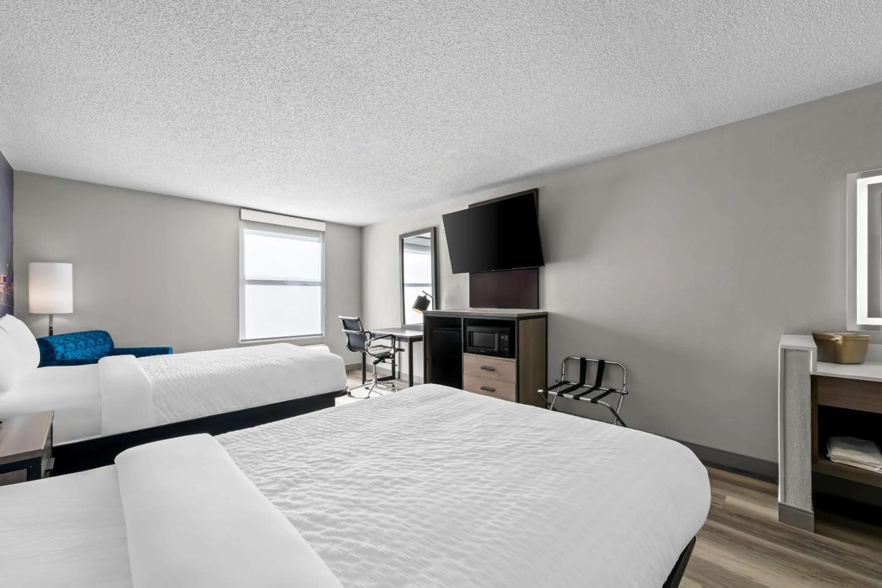 Bedroom in Clarion Pointe I-85 High Point - Archdale