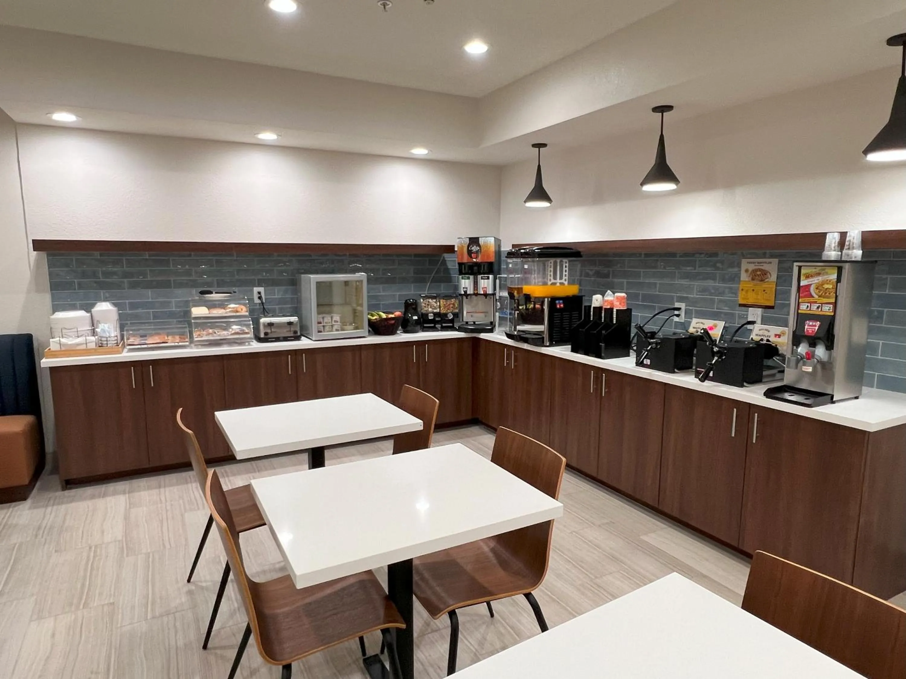 Breakfast in Clarion Pointe I-85 High Point - Archdale