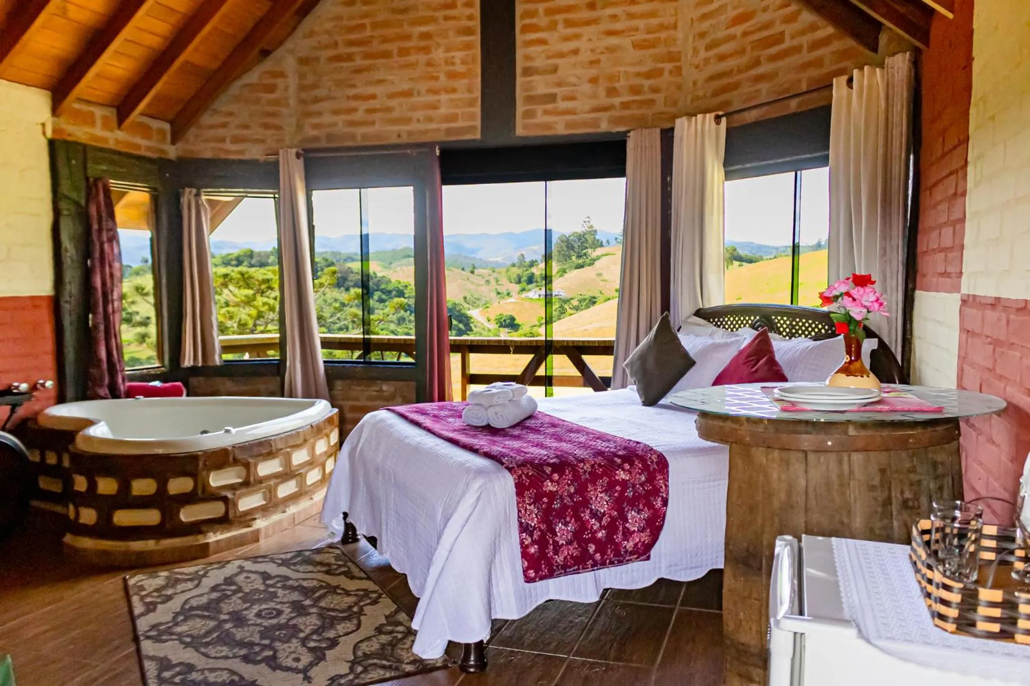 Hot Tub, Bed in Pousada Chalé Sol Nascente