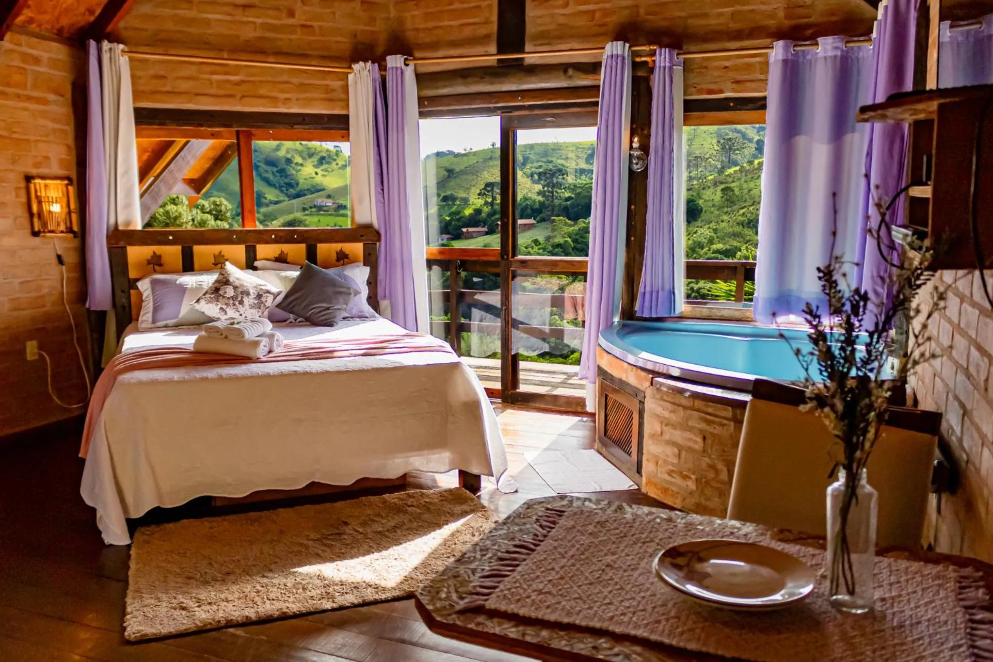 Hot Tub, Bed in Pousada Chalé Sol Nascente