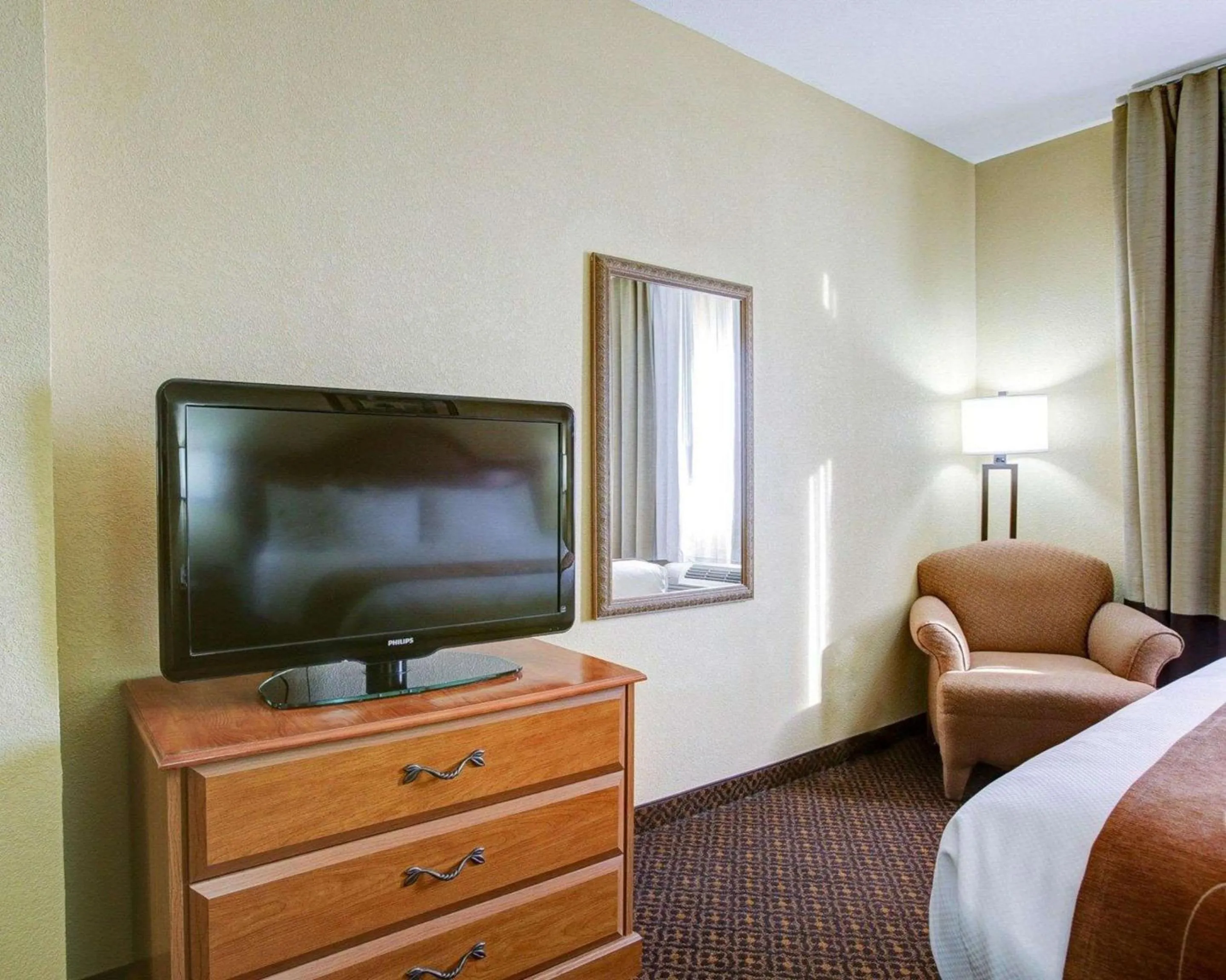 Photo of the whole room in Comfort Suites Brenham