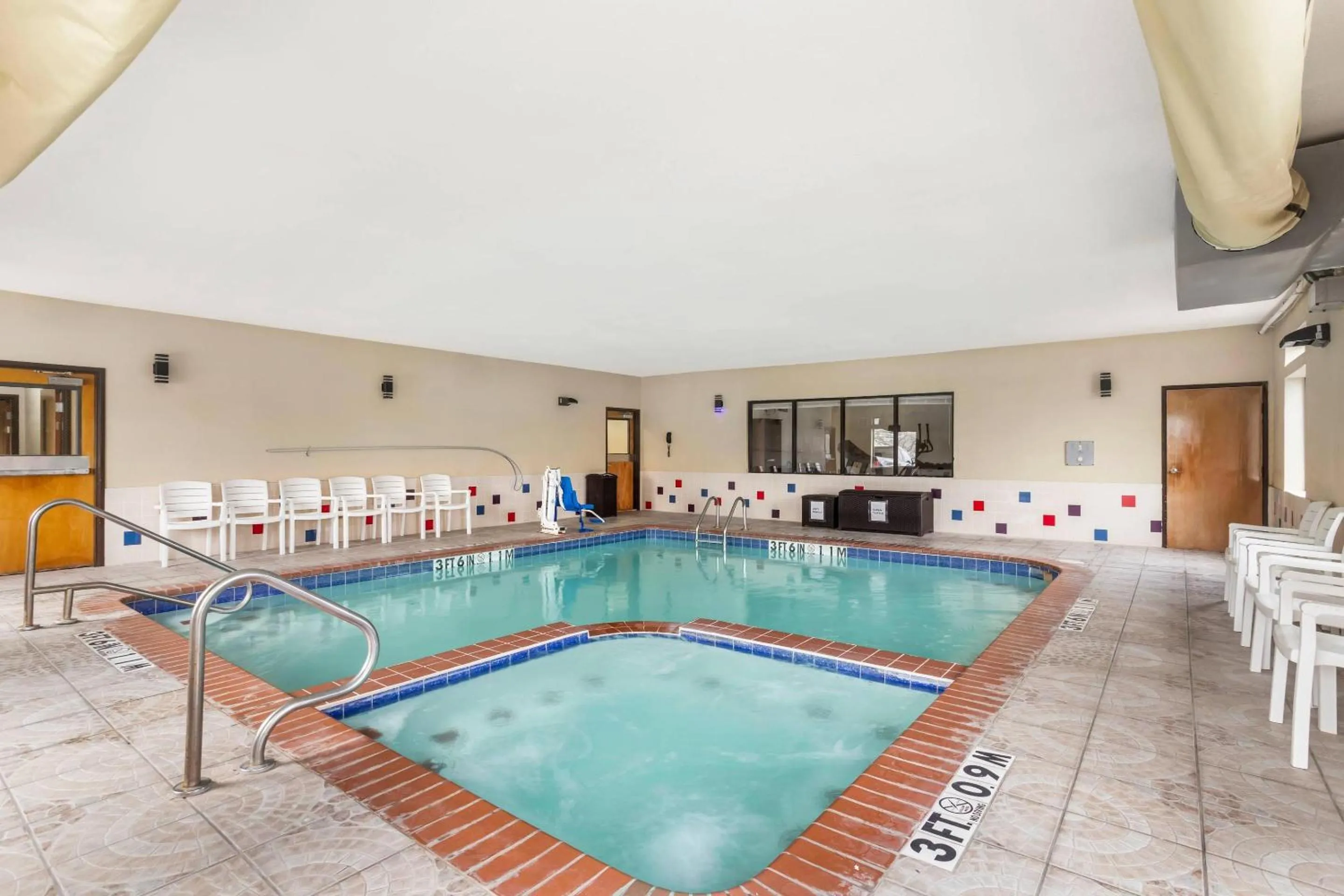 Swimming pool in Comfort Suites Brenham