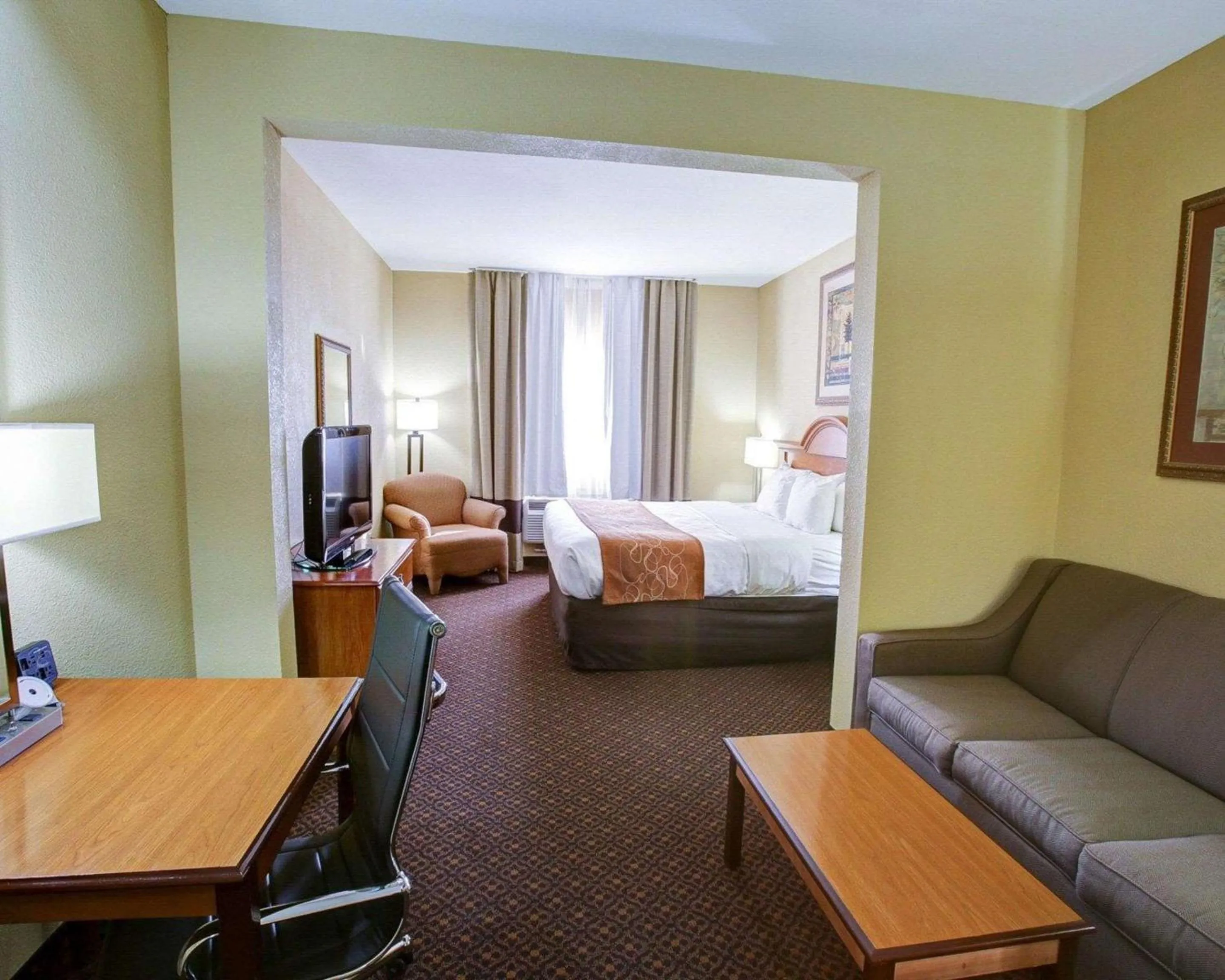 Photo of the whole room in Comfort Suites Brenham