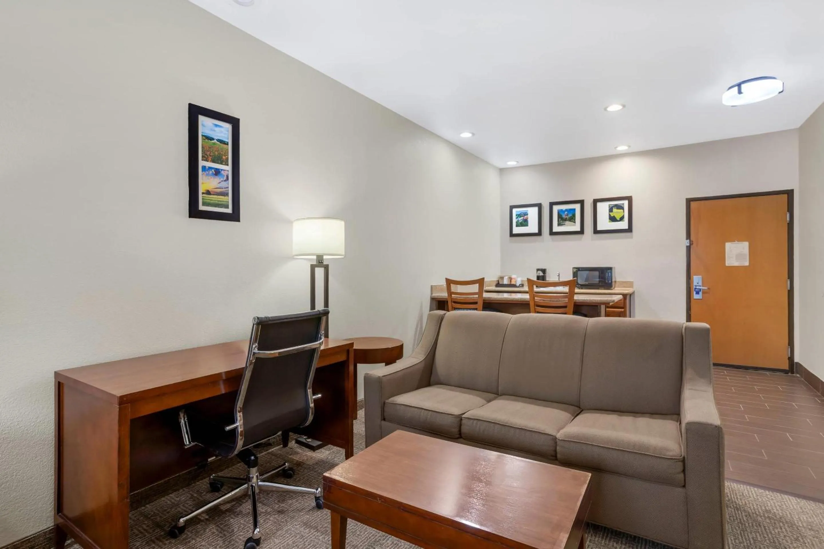 Bedroom in Comfort Suites Brenham