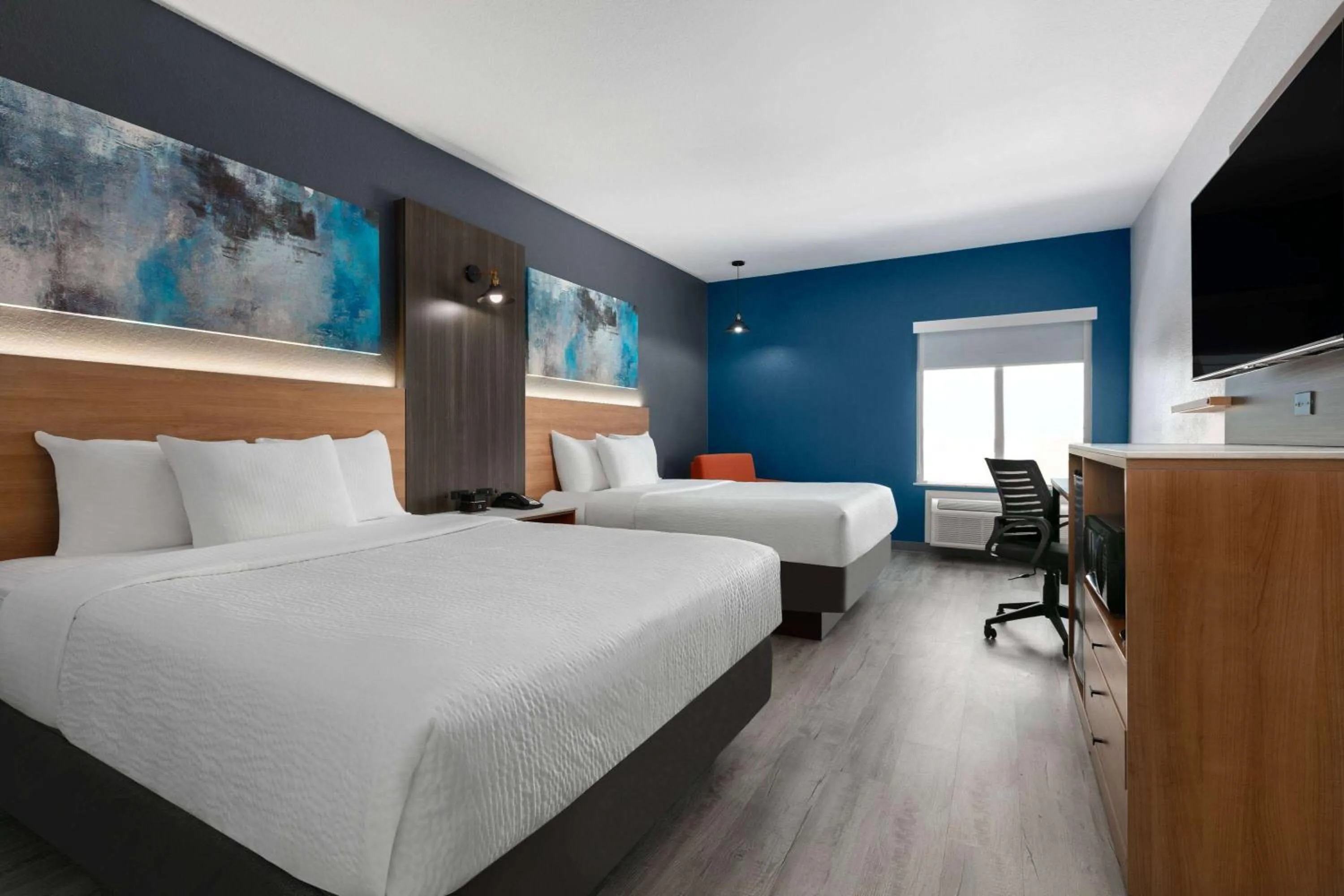 Bed in La Quinta Inn & Suites by Wyndham Ft Worth-Burleson