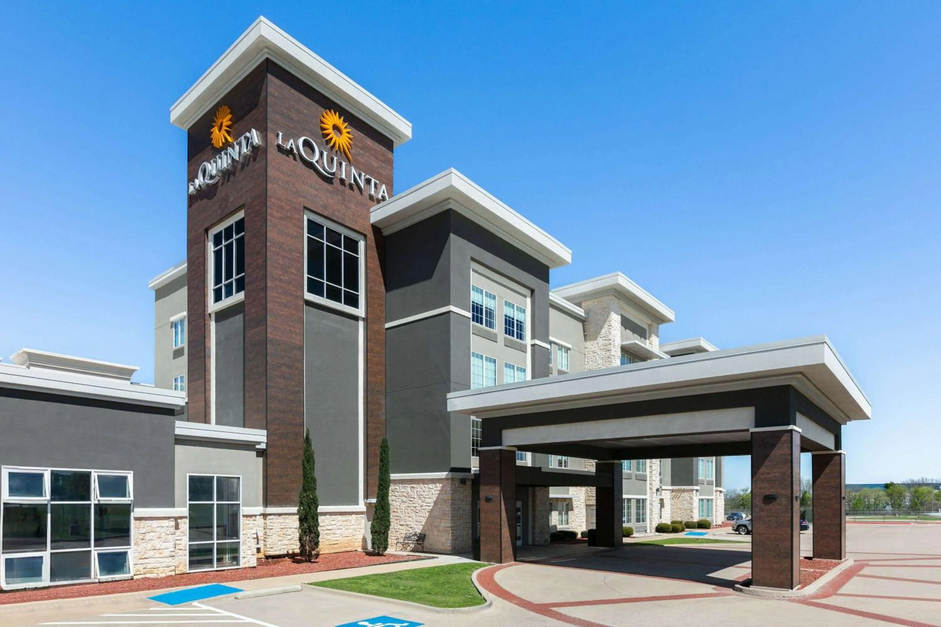 Property building in La Quinta Inn & Suites by Wyndham Ft Worth-Burleson