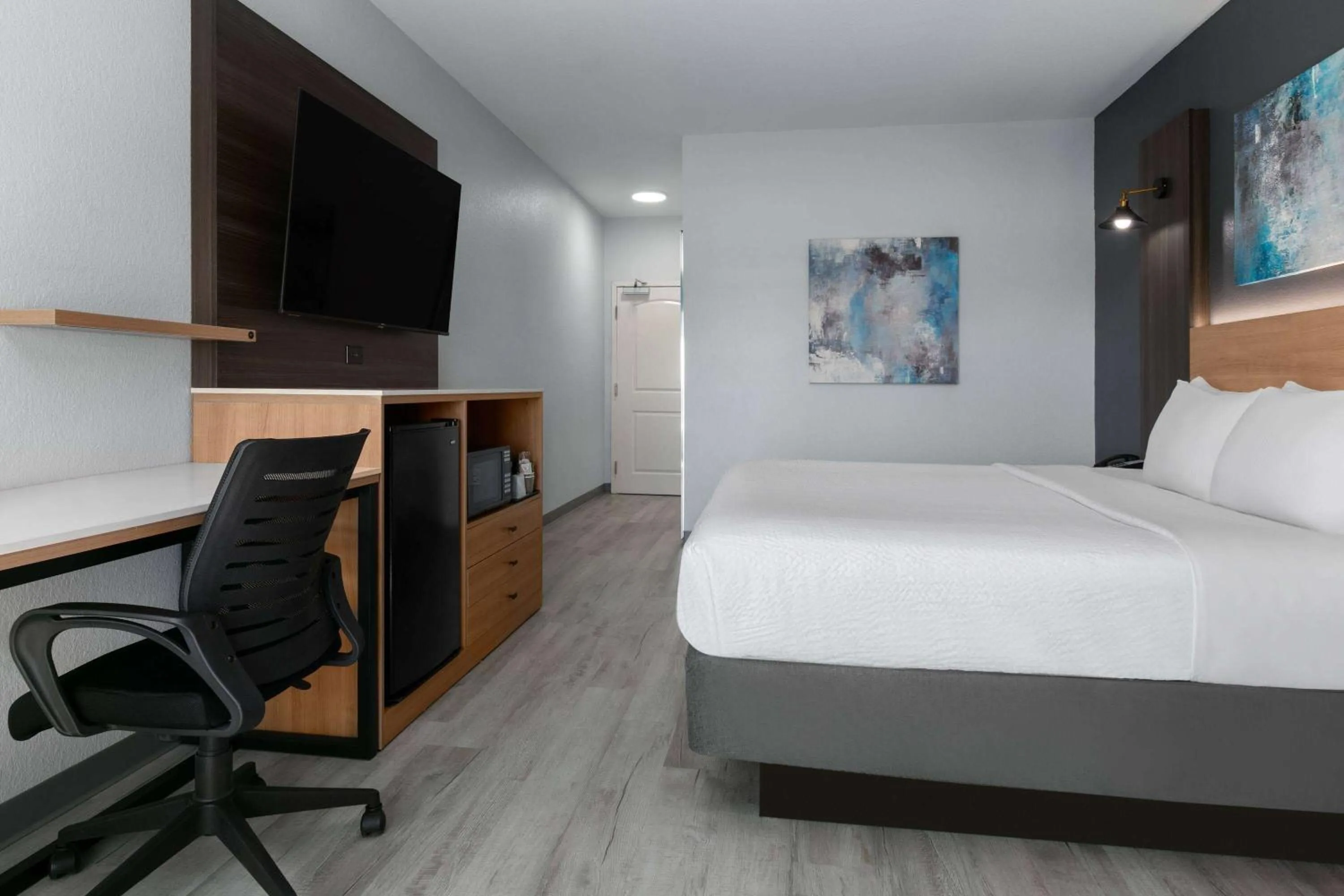 Bed in La Quinta Inn & Suites by Wyndham Ft Worth-Burleson